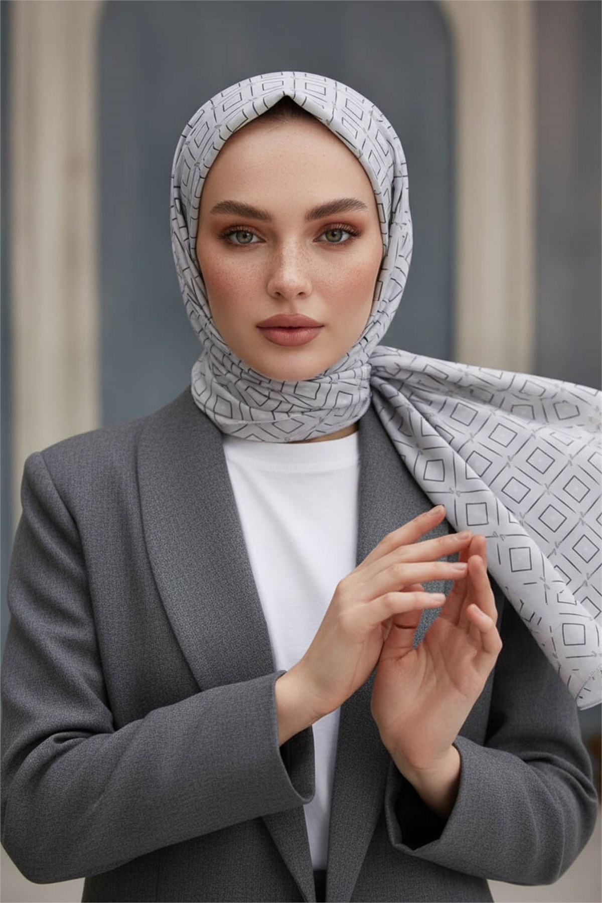 KREP GEOMETRİK DESENLİ GÜMÜŞ RENKLİ 75X195 KIRIŞMAZ ŞAL