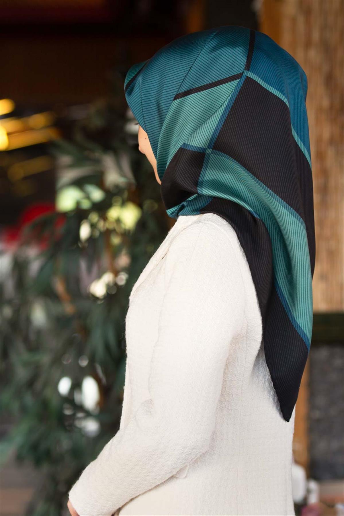 %100 Twill İpek Geometrik Desenli Lacivert Renkli 90x90 Eşarp Dikim Şekli : El Dikişi