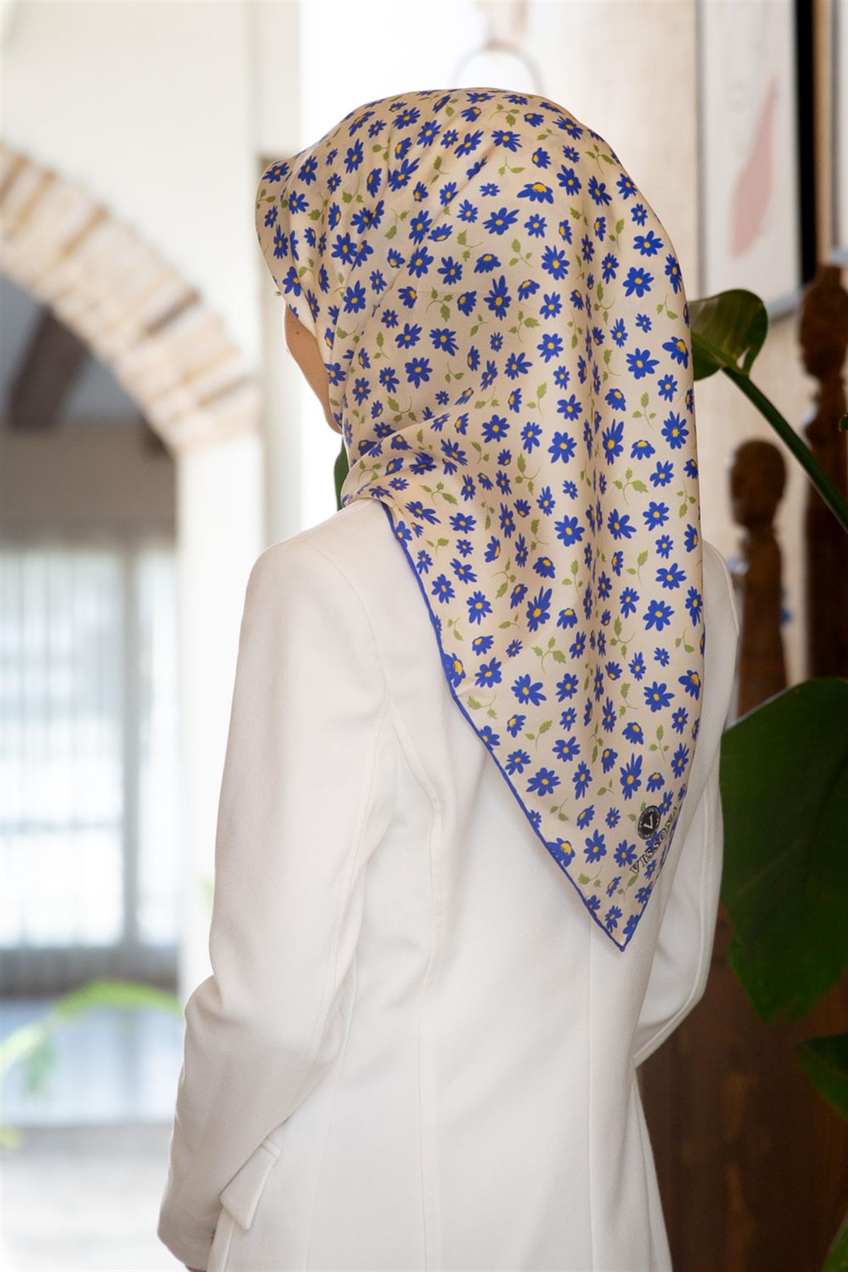 %100 Twill İpek Papatya Desenli Krem - Saks Renkli 90x90 Eşarp Dikim Şekli : El Dikişi