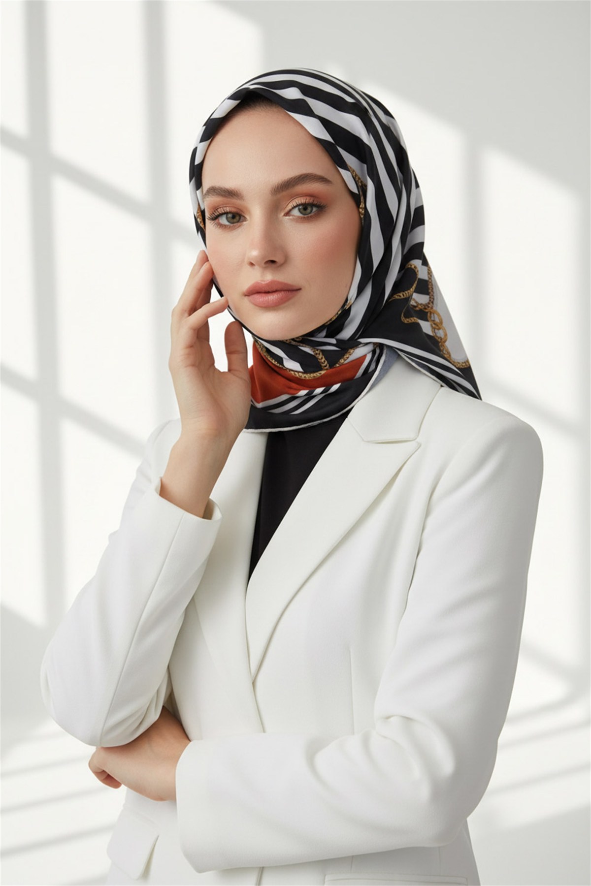 Kristal Geometrik Desenli Taba - Siyah Renkli 90x90 Eşarp (İpek İçermez) Kenar Dikiş Şekli El Dikişli