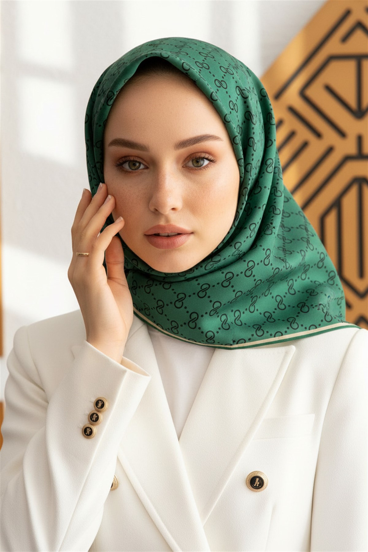 %100 Twill İpek Geometrik Desenli Zümrüt Yeşili Renkli 90x90 Eşarp Dikim Şekli : El Dikişi