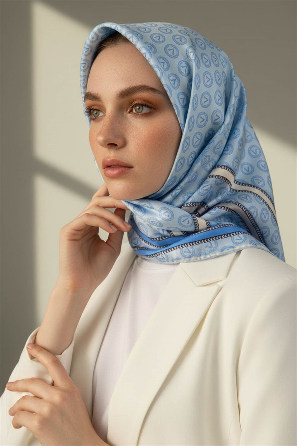 %100 Twill İpek Monogram Desenli Bebe Mavisi - İndigo Renkli 90x90 Eşarp Dikim Şekli : El Dikişi