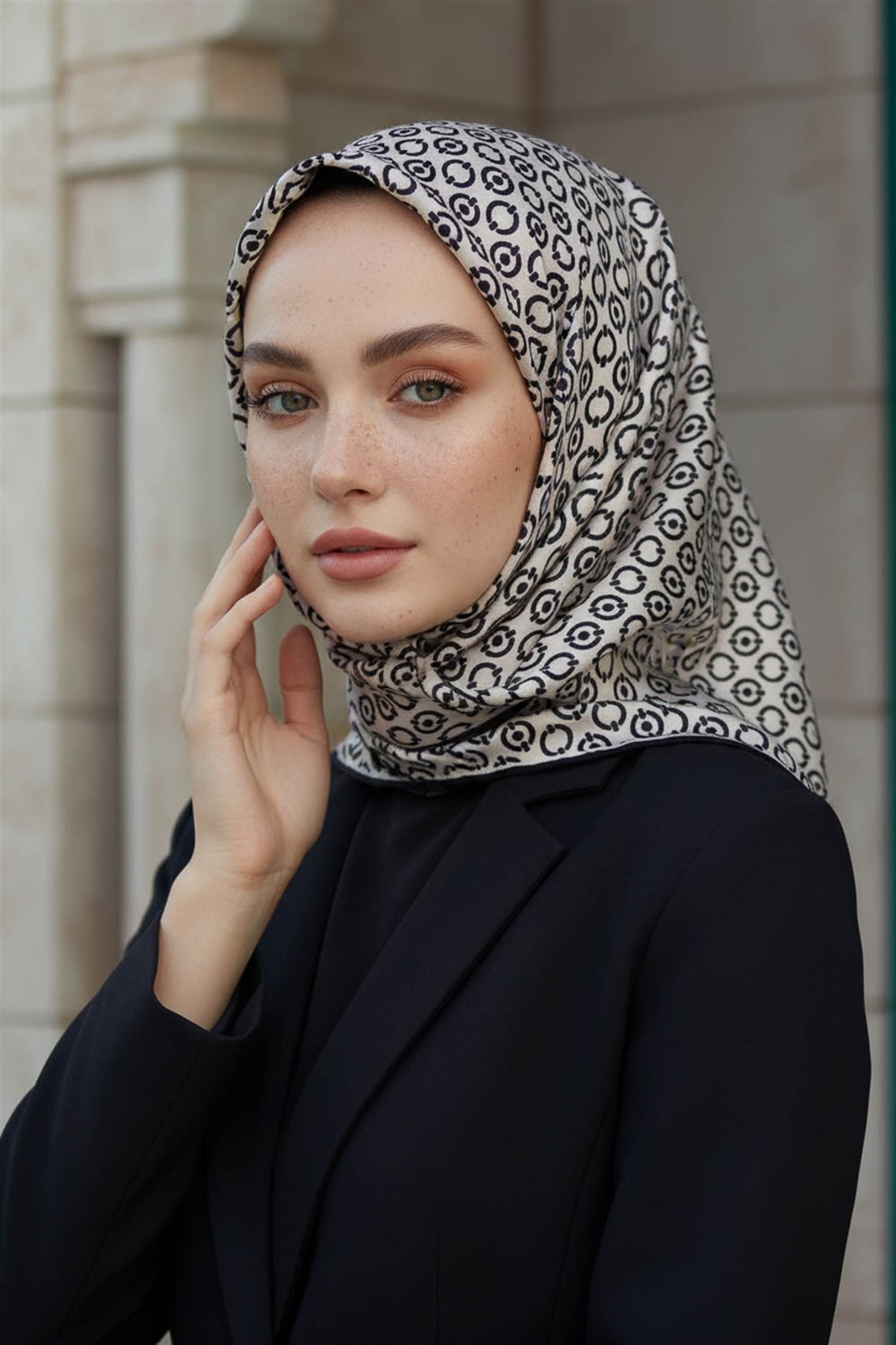%100 Twill İpek Zincir Desenli Krem - Siyah Renkli 90x90 Eşarp Kenar Dikiş Şekli El Dikişli