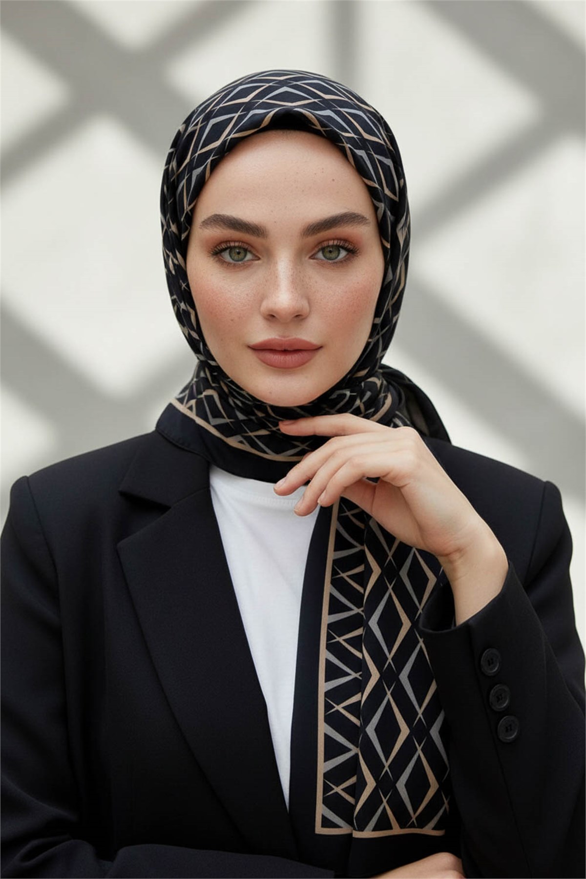 KREP GEOMETRİK DESENLİ SİYAH - BEJ RENKLİ 75X195 KIRIŞMAZ ŞAL
