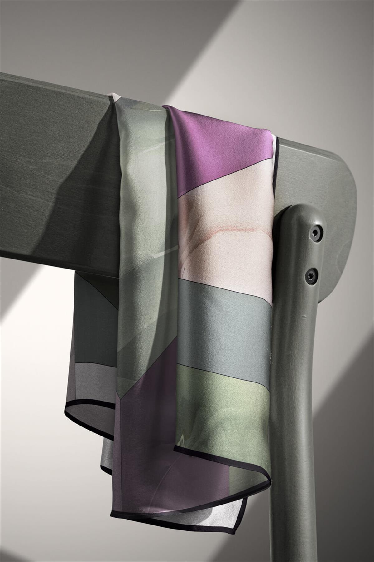 %100 Twill İpek Geometrik Desenli Gül Kurusu - Haki Renkli 90x90 Eşarp Dikim Şekli : El Dikişi