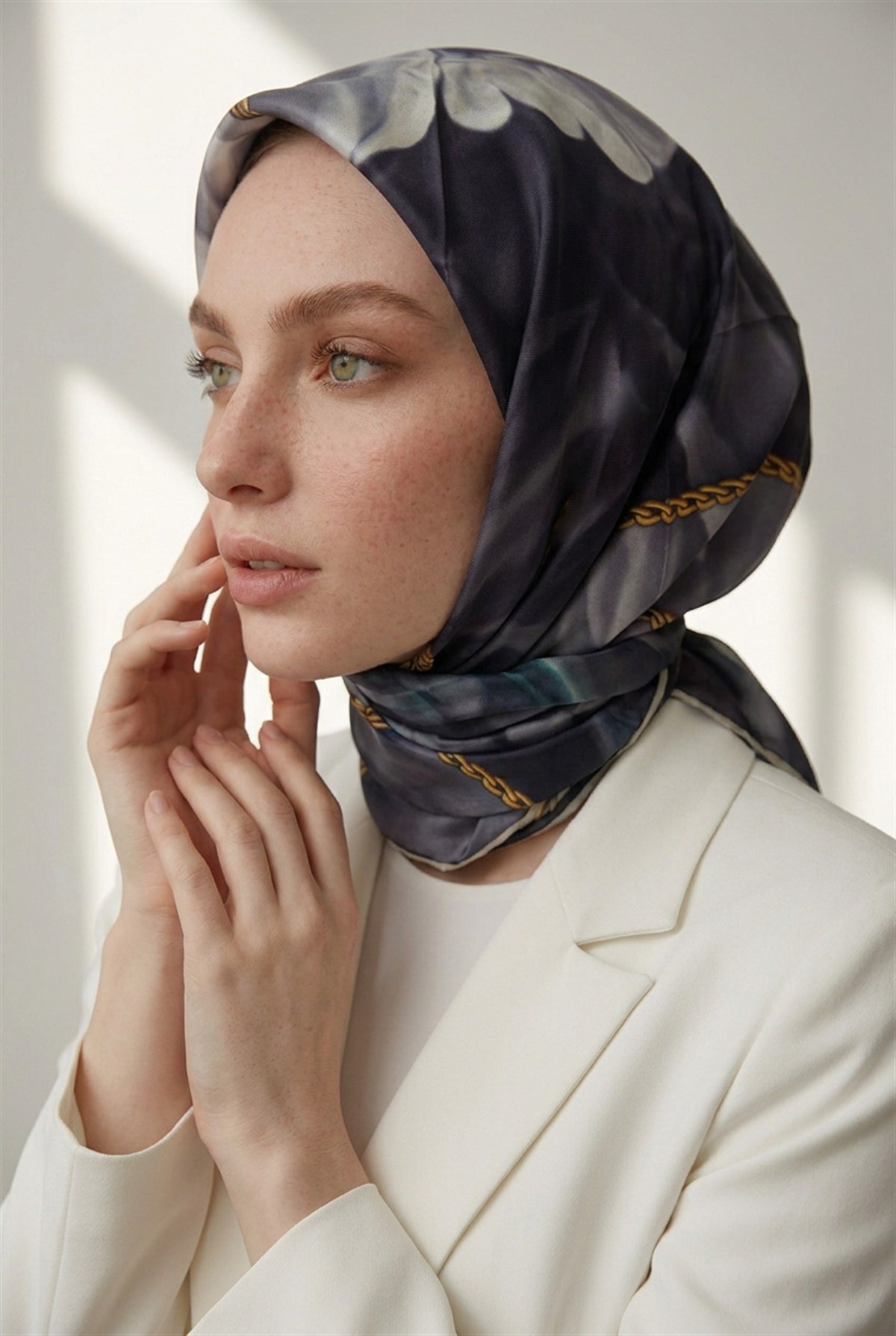 % 57 İPEK % 43 VİSKON Twill İpek Çiçek Geometrik Desenli Gri Renkli 90x90 Eşarp Dikim Şekli : El Dikişi