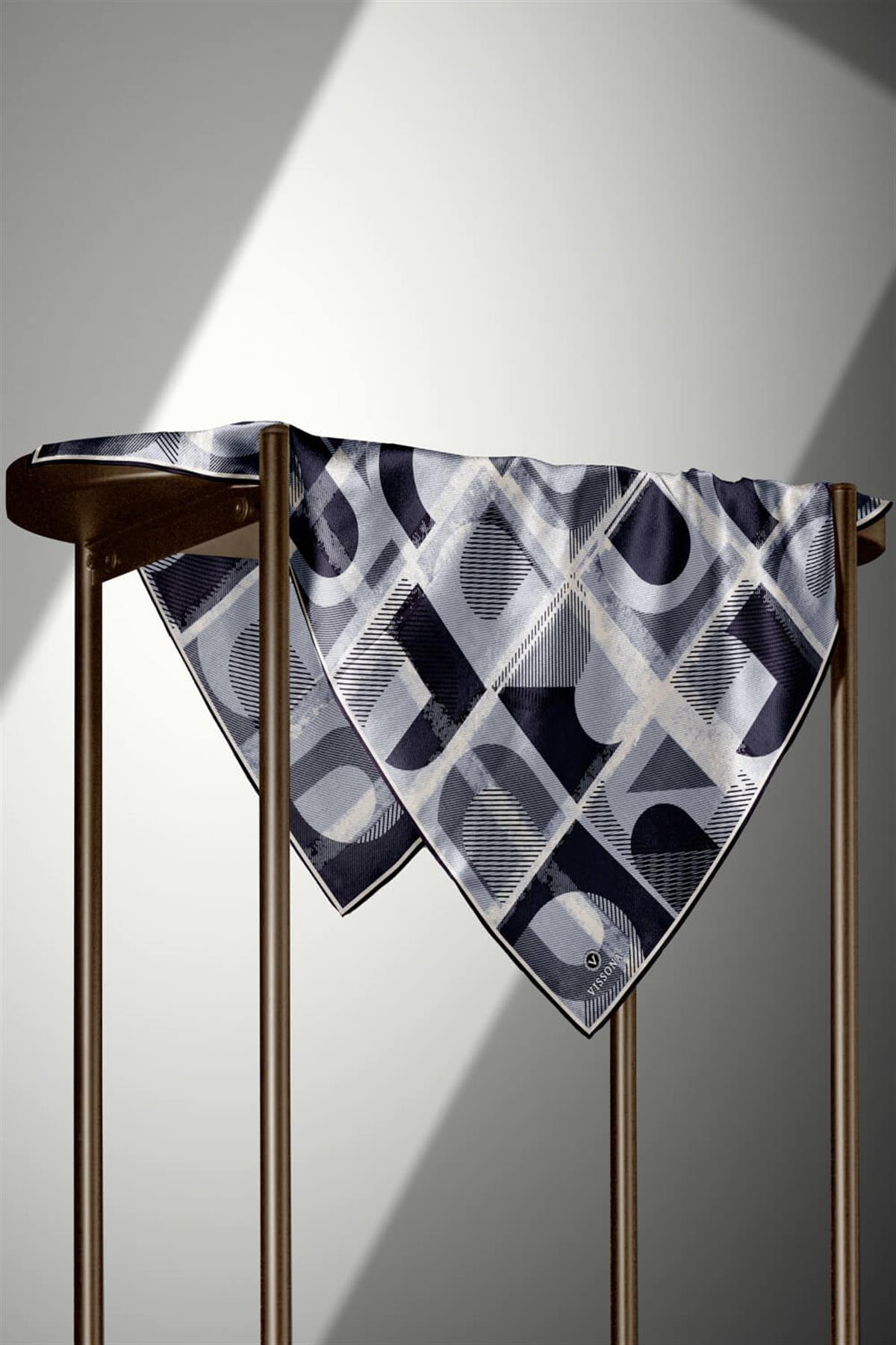 %100 Twill İpek Geometri Desenli Siyah-Krem Renkli 90x90 Eşarp Kenar Dikiş Şekli El Dikişli