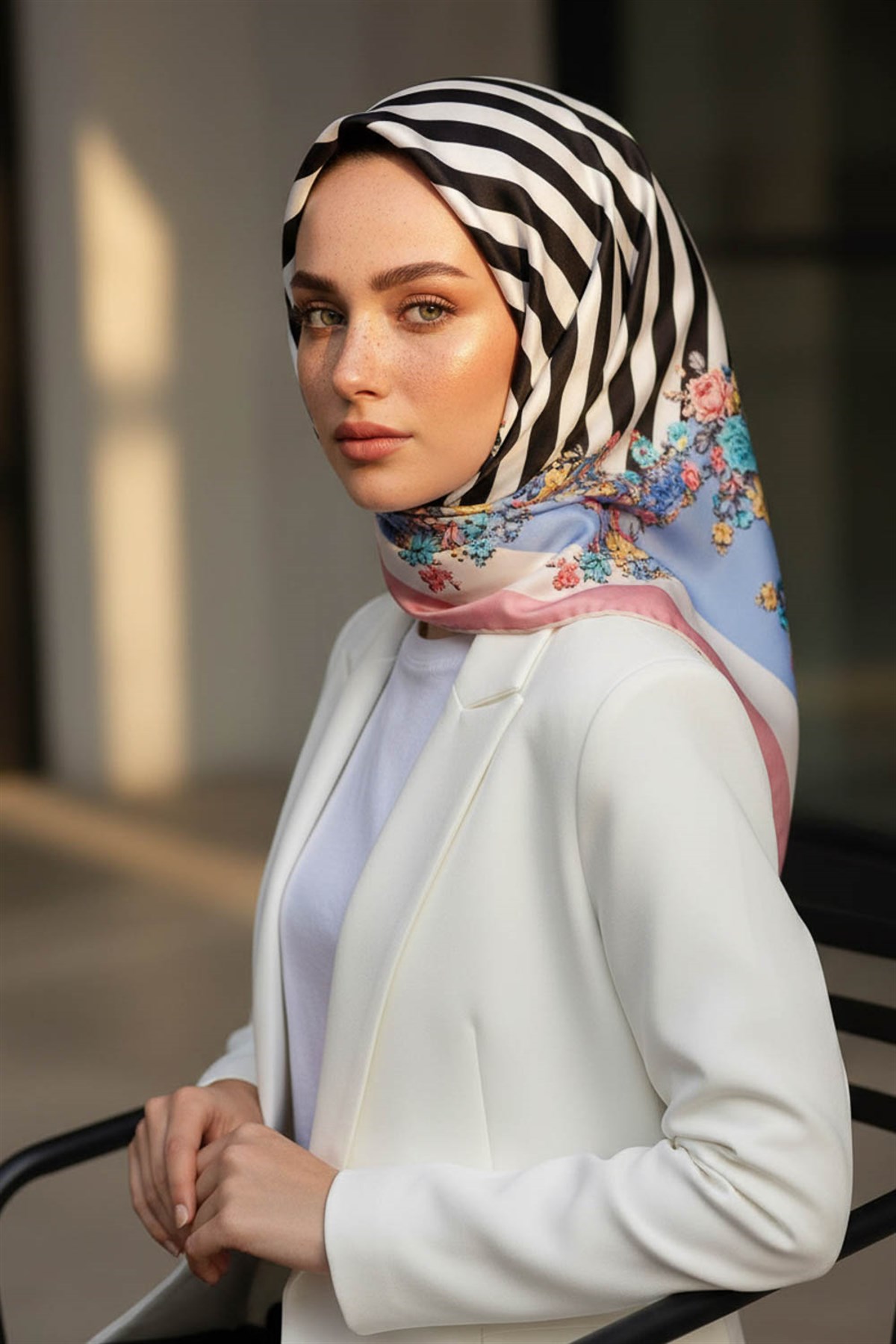 %100 Twill İpek Çıtır Çiçekli Ve Çizgi Desenli Pudra - Bebe Mavisi Renkli 90x90 Eşarp Dikim Şekli : El Dikişi