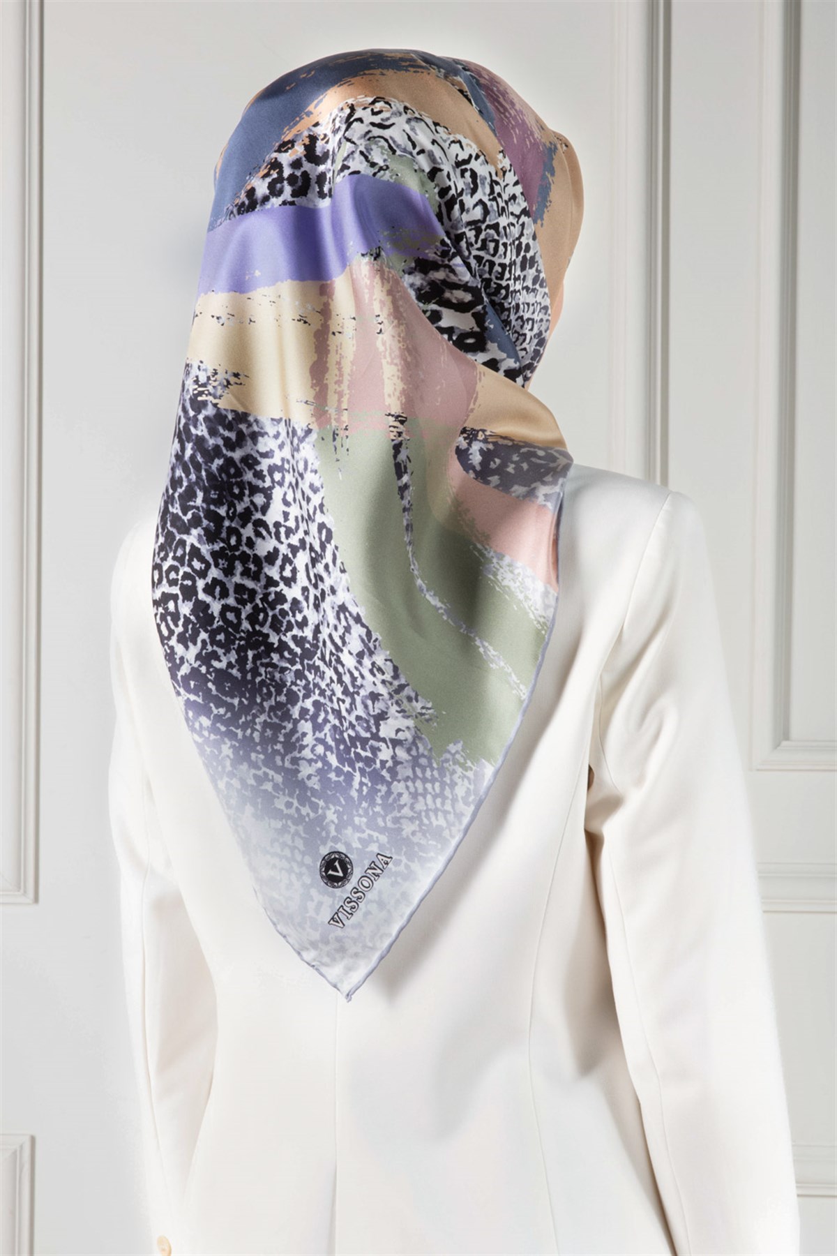 %100 Twill İpek Leopar ve Fırça Desenli Gri - İndigo Renkli 90x90 Eşarp Dikim Şekli : El Dikişi