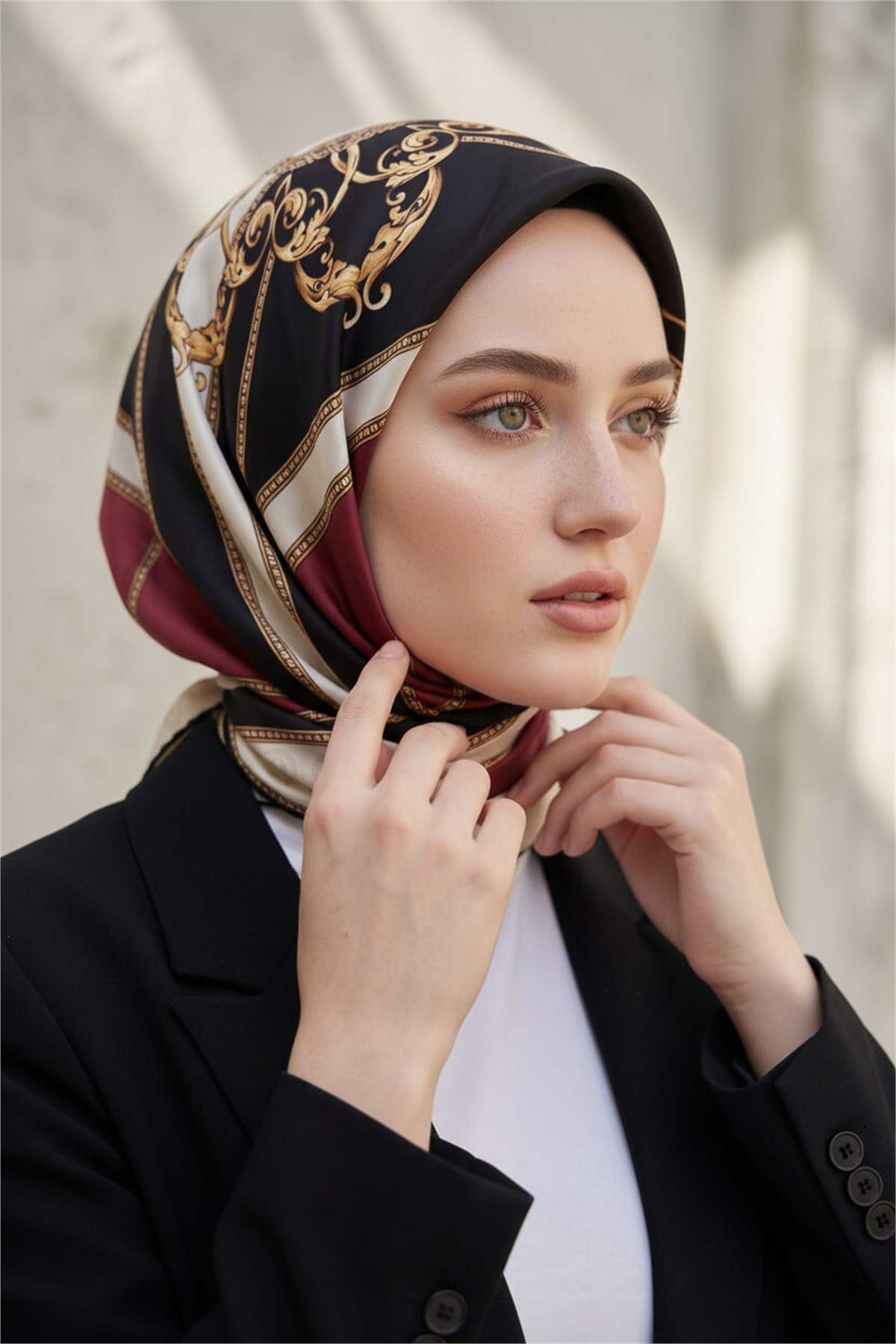%100 Twill İpek Monogram ve Barok Desenli Bordo - Krem Renkli 90x90 Eşarp Dikim Şekli : El Dikişi
