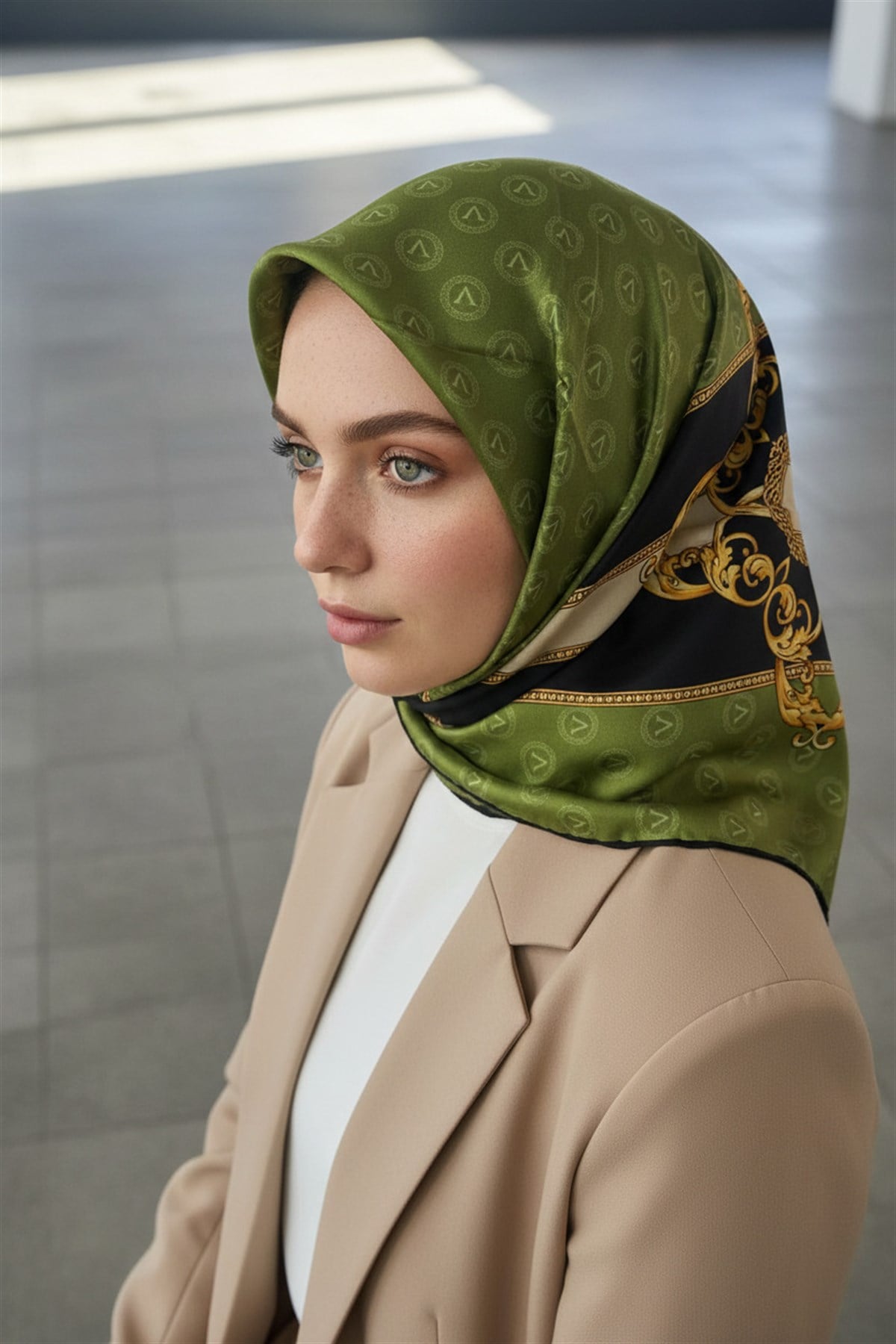 %100 Twill İpek Monogramlı Ve Barok Desenli Haki - Siyah Renkli 90x90 Eşarp Dikim Şekli : El Dikişi