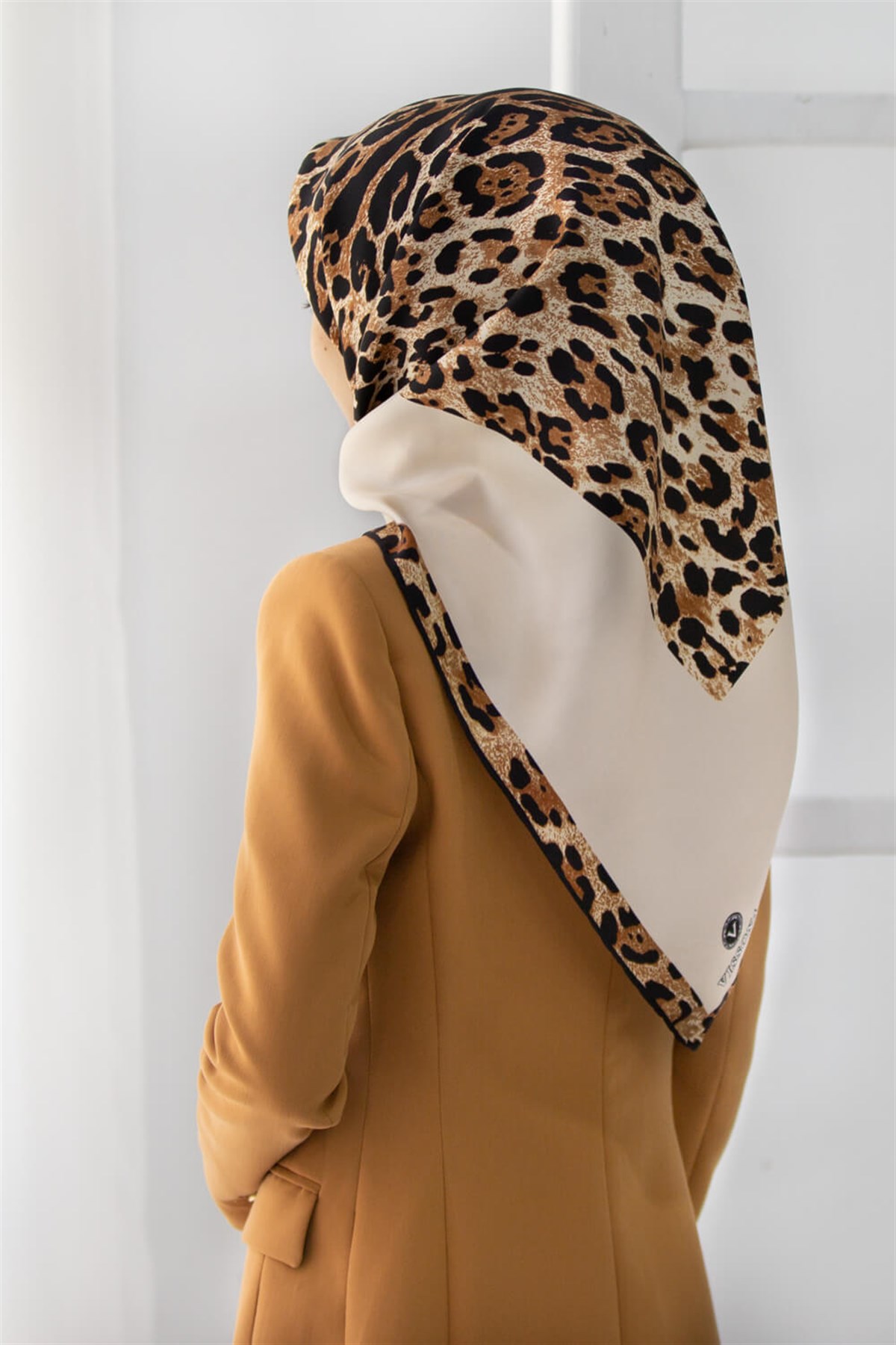 %100 Twill İpek Leopar Desenli Krem Renkli 90x90 Eşarp Dikim Şekli : El Dikişi