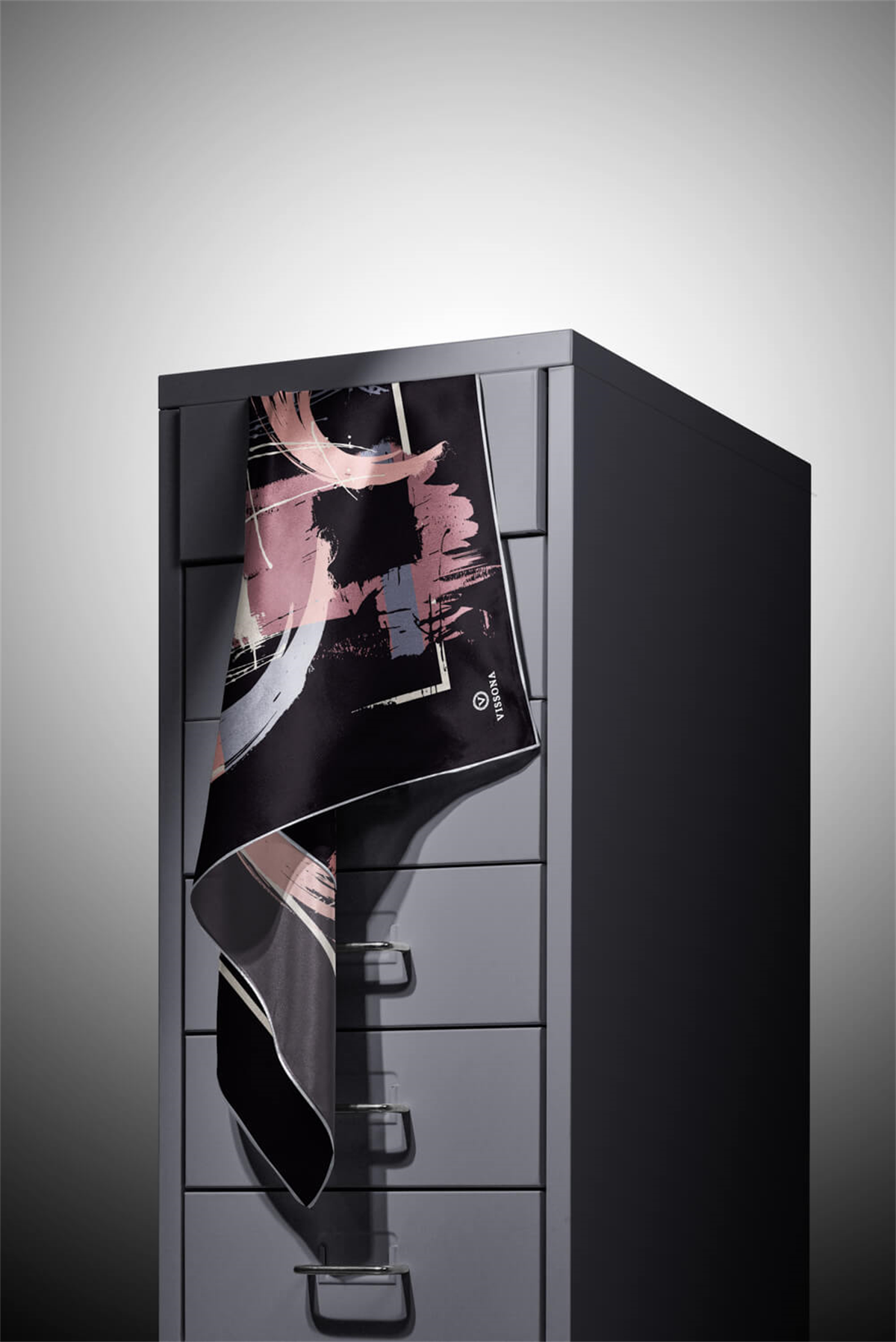 % 57 İPEK % 43 VİSKON Twill İpek Geometrik Desenli Siyah - Pudra Renkli 90x90 Eşarp Dikim Şekli : El Dikişi