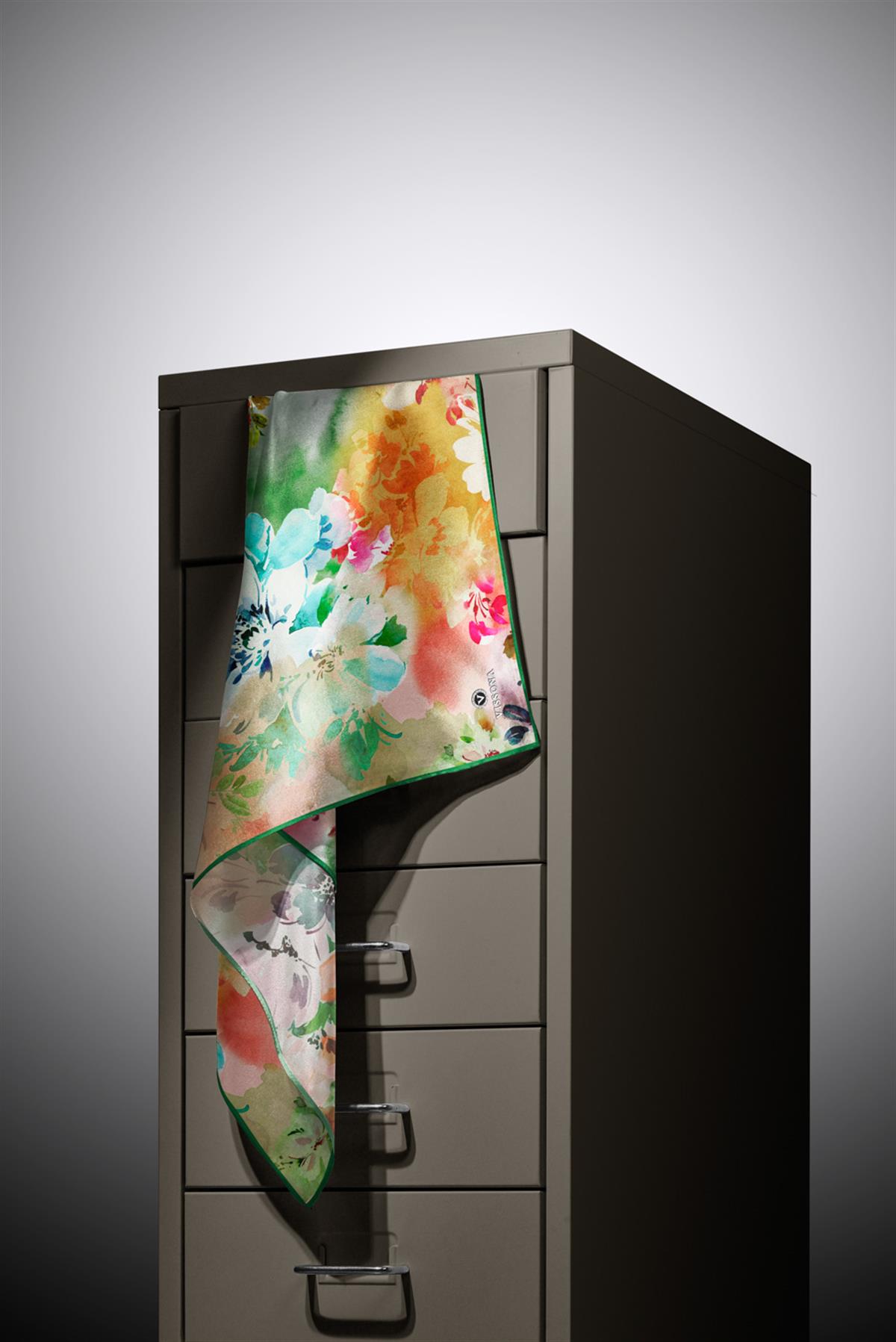 %100 Twill İpek Çiçek  Desenli Zümrüt Yeşili Renkli 90x90 Eşarp Dikim Şekli : El Dikişi