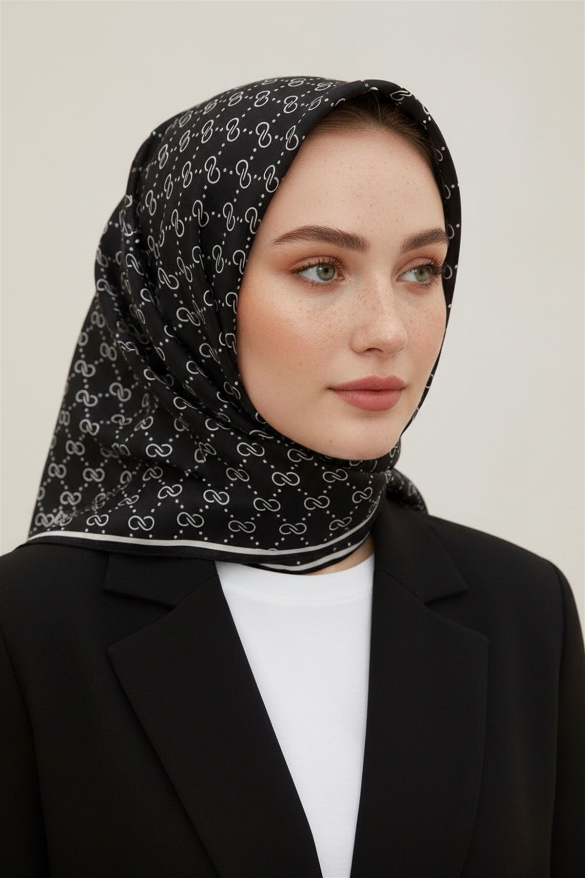 %57 İPEK %43 VİSKON Twill İpek Minimal  Desenli Siyah - Beyaz Renkli 90x90 Eşarp Dikim Şekli : El Dikişi
