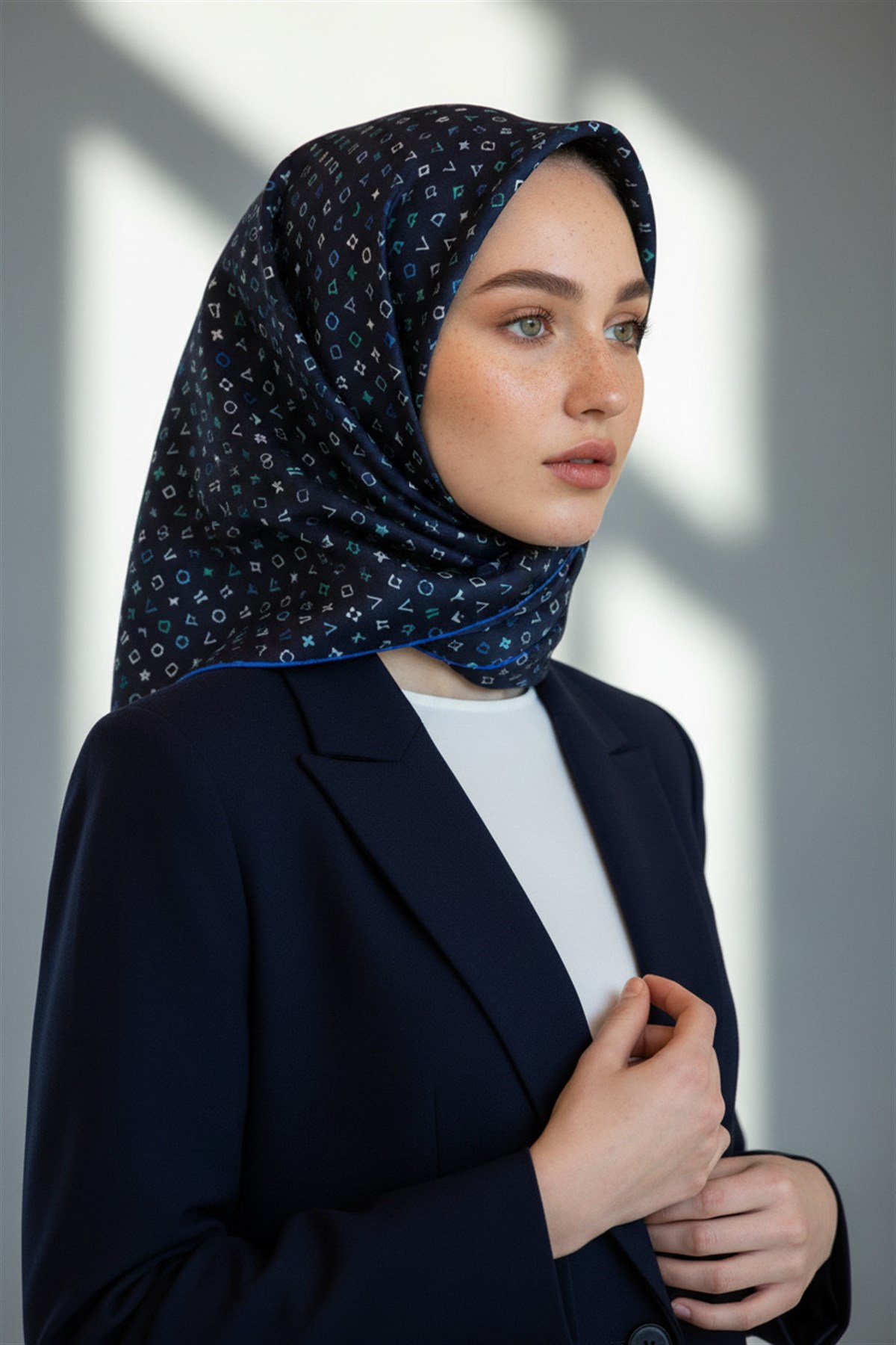 %100 Twill İpek Çıtır Motif Desenli Lacivert - İndigo Renkli 90x90 Eşarp Dikim Şekli : El Dikişi