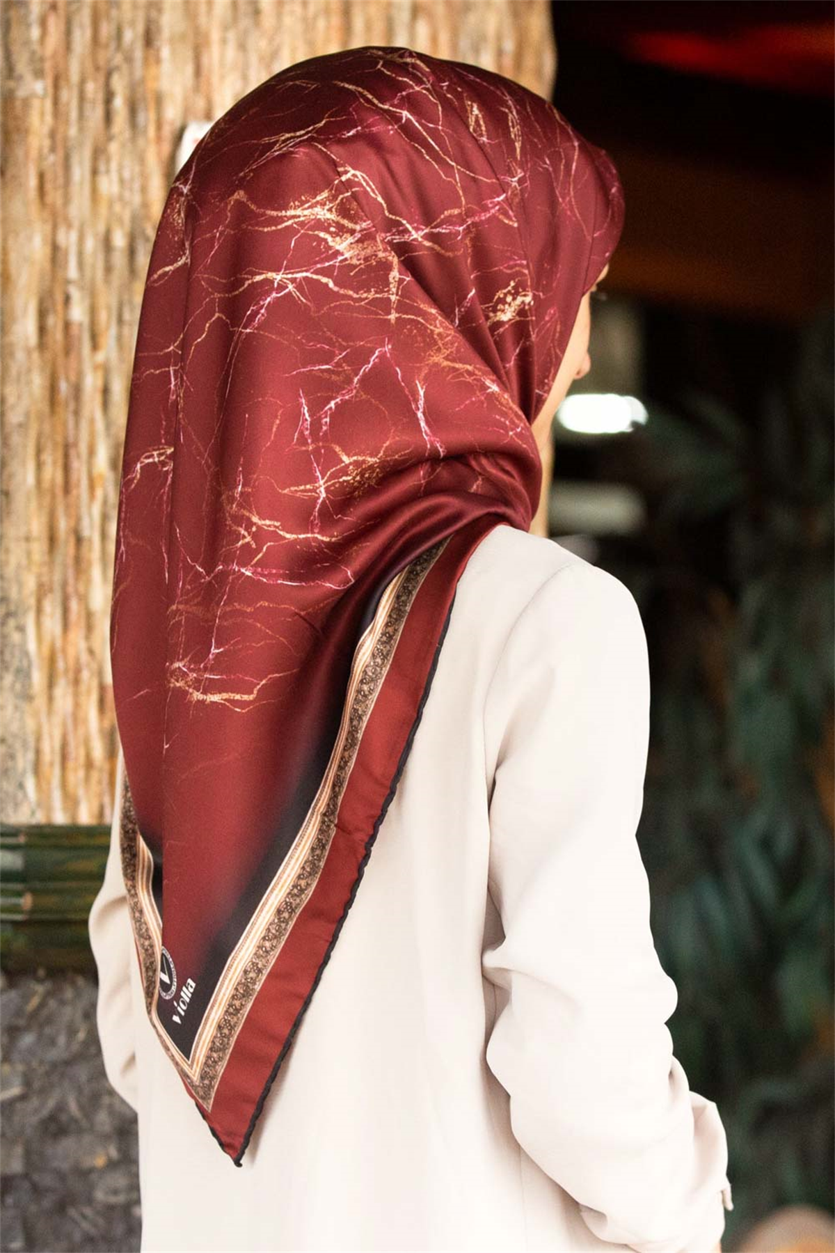 Twill Barok Çerçeveli Mermer Desenli Bordo Renkli 90x90 Eşarp (İpek İçermez) Kenar Dikiş Şekli El Dikişli