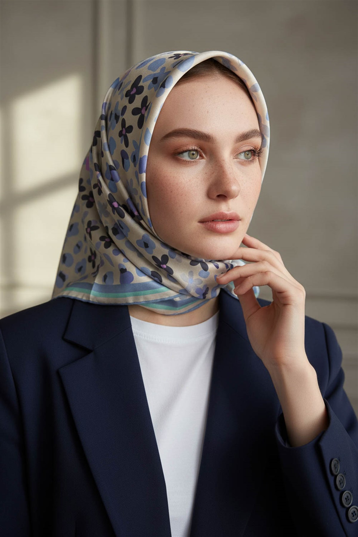 %100 Twill İpek Kalpli Leopar Desenli Buz Mavisi - Gri Renkli 90x90 Eşarp Dikim Şekli : El Dikişi