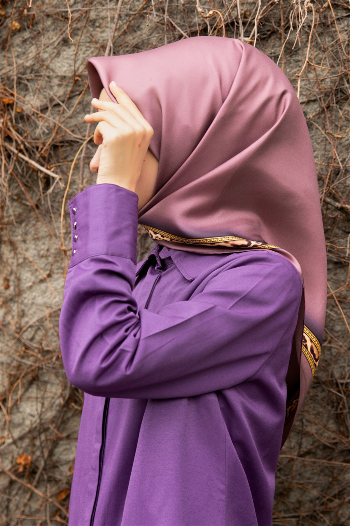 %100 Twill İpek Bordürü Leoparlı Düz Desenli Gül Kurusu - Gold Renkli 90x90 Eşarp Dikim Şekli : El Dikişi