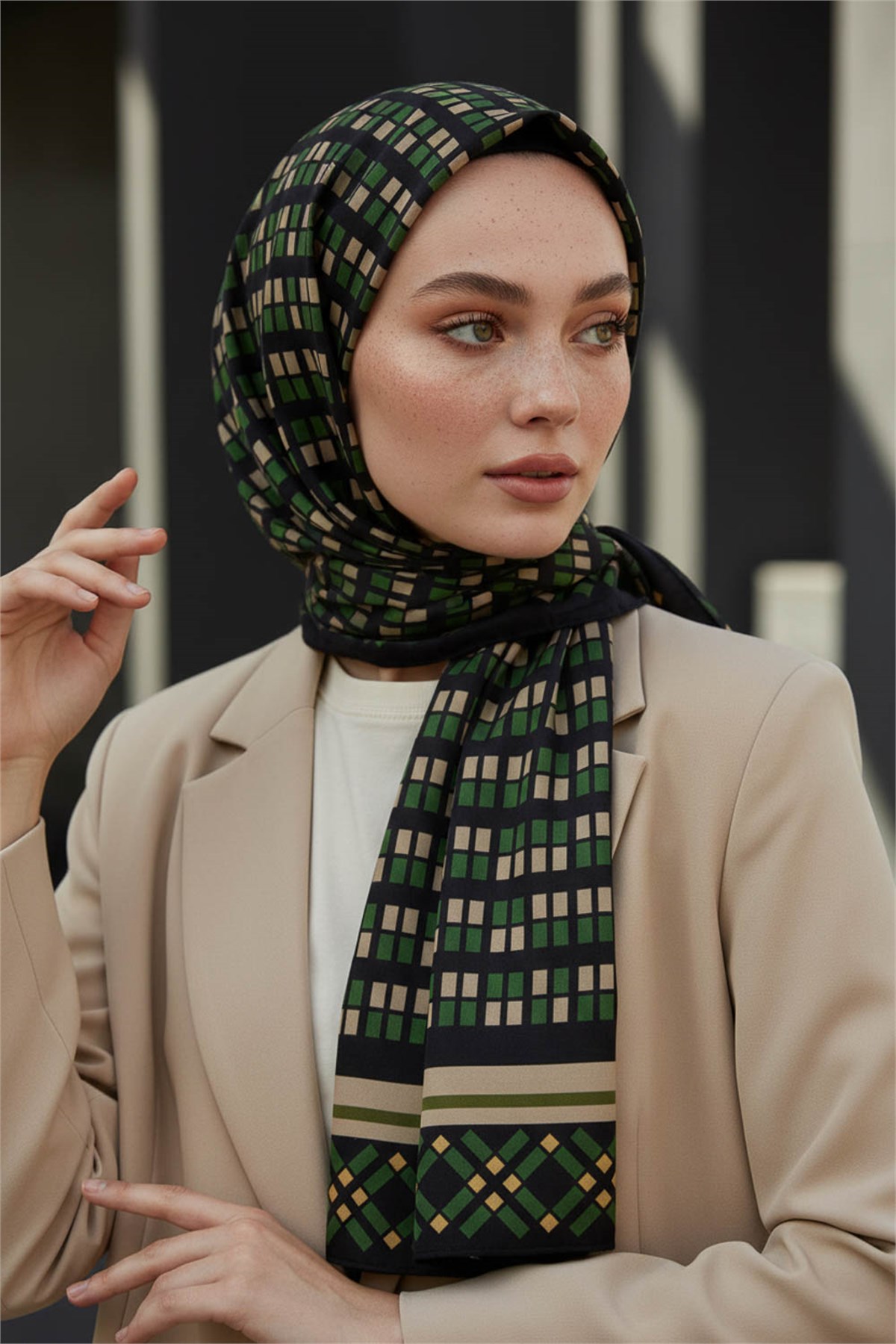 LÜKS MEDİNE İPEĞİ KARE DESENLİ ZÜMRÜT YEŞİLİ RENKLİ 75X195 KIRIŞMAZ ŞAL MOSS KREP DİKİŞ TİPİ İTALYAN DİKİŞLİ