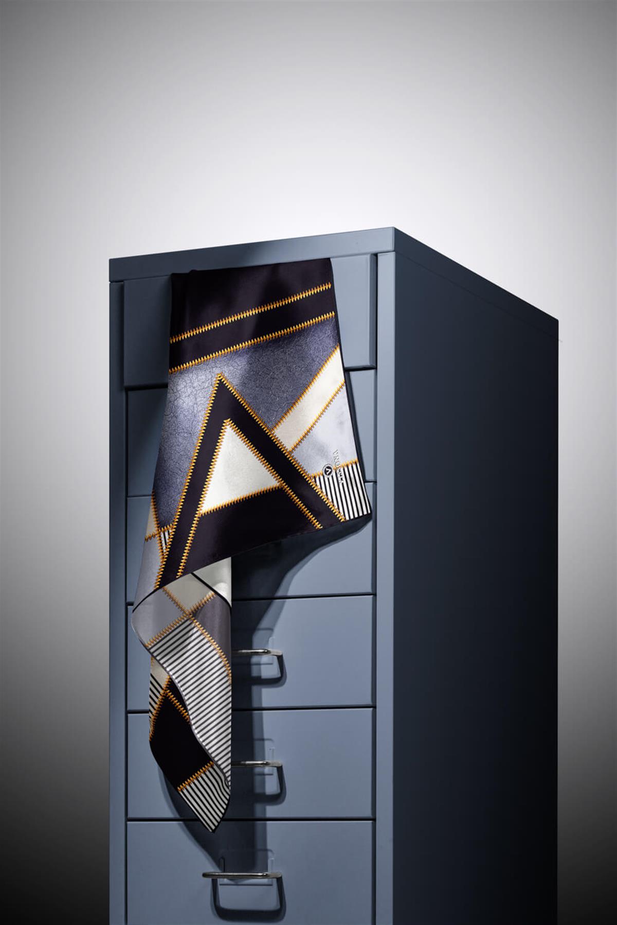 %100 Twill İpek Geometrik Desenli Gümüş - Siyah Renkli 90x90 Eşarp Dikim Şekli : El Dikişi