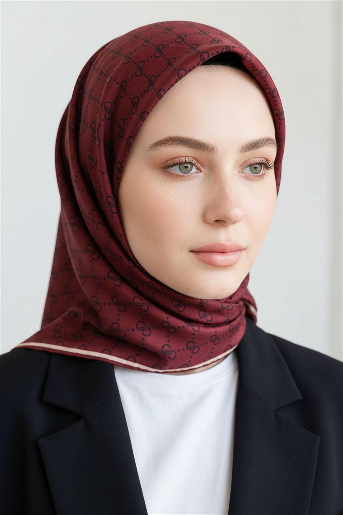 %100 Twill İpek Geometrik Desenli Bordo Renkli 90x90 Eşarp Dikim Şekli : El Dikişi