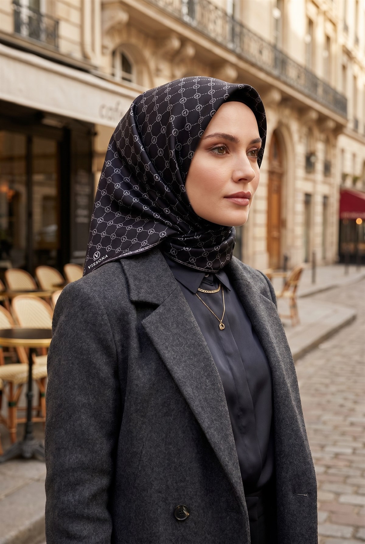 %100 Twill İpek Monogram Desenli Siyah - Gri Renkli 90x90 Eşarp Dikim Şekli : El Dikişi
