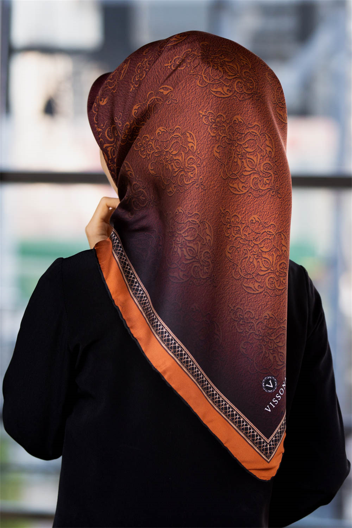 %100 Twill Barok Desenli Taba Renkli 90x90 Eşarp Dikim Şekli: El Dikişi