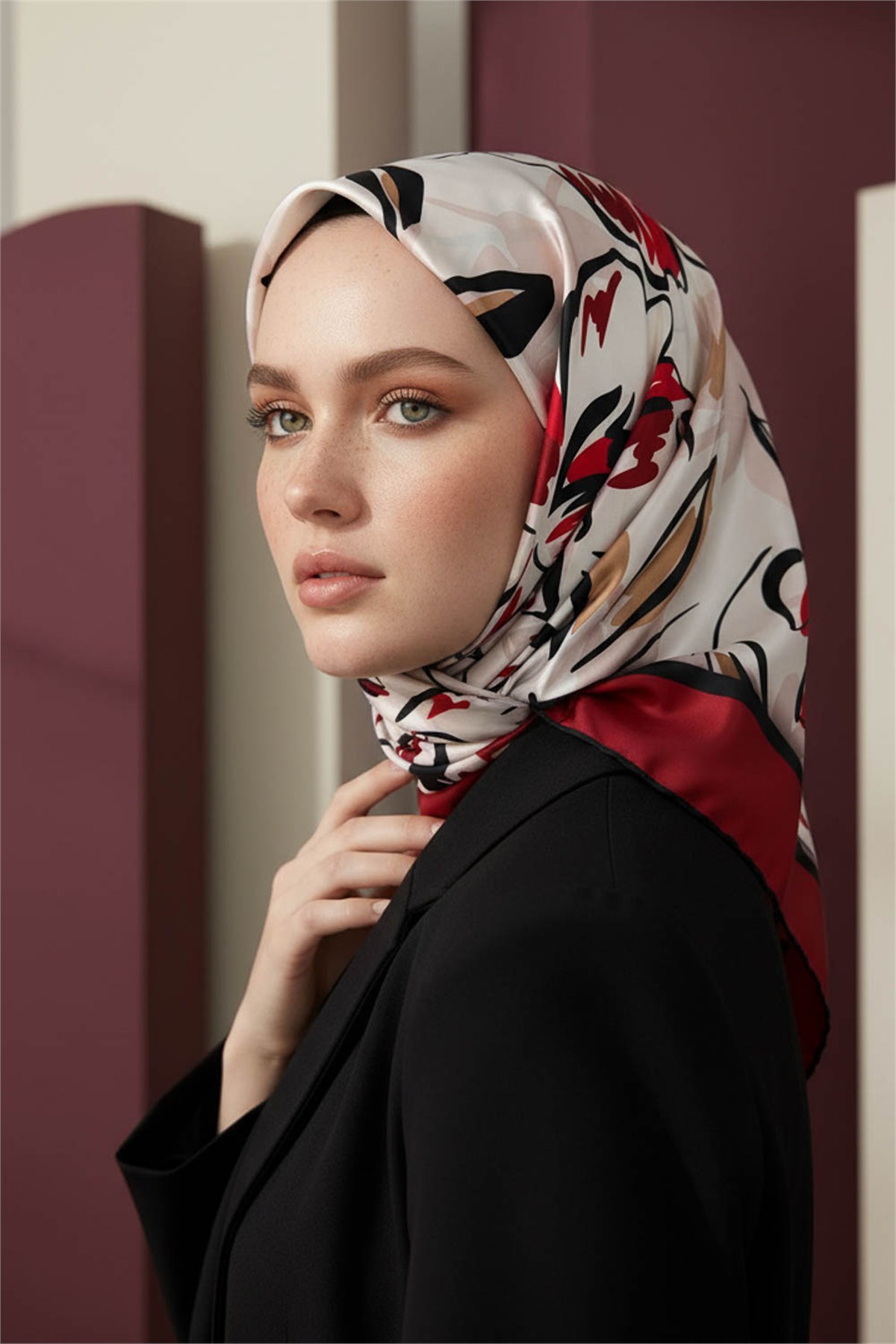 Rayon Bordürlü Çiçek Desenli Bordo Renkli 90x90 Dikim Şekli : El Dikişi Eşarp (İpek İçermez)