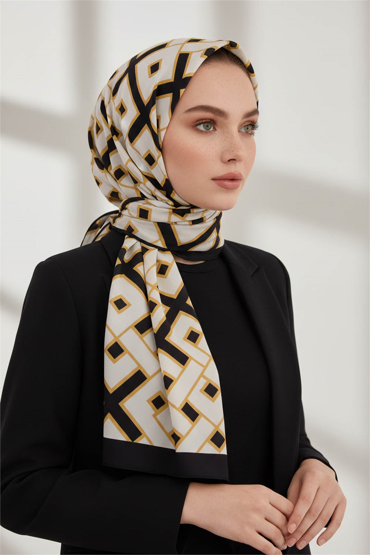 KREP GEOMETRİK DESENLİ SİYAH RENKLİ 75X195 KIRIŞMAZ ŞAL