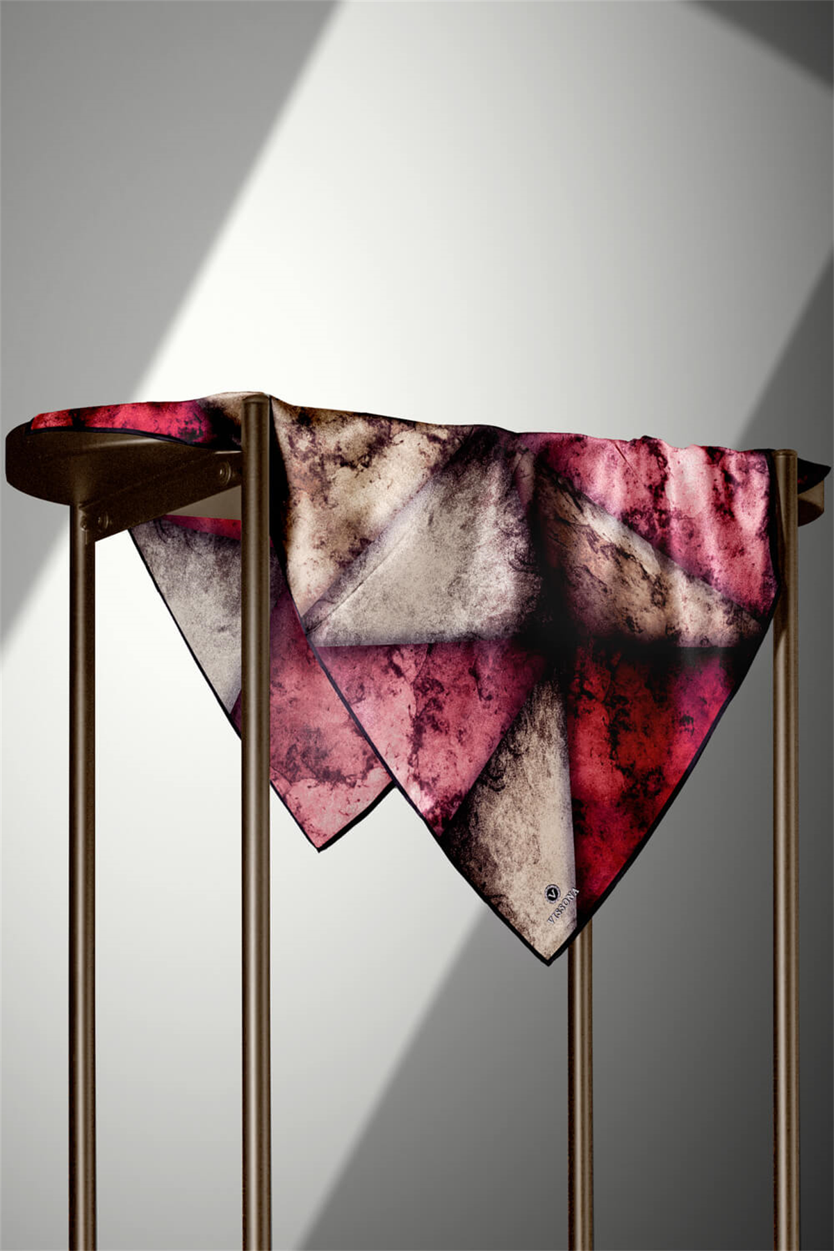 % 57 İPEK % 43 VİSKON Twill İpek Dokulu Ve Geometrik Desenli Bordo - Bej Renkli 90x90 Eşarp Dikim Şekli : El Dikişi