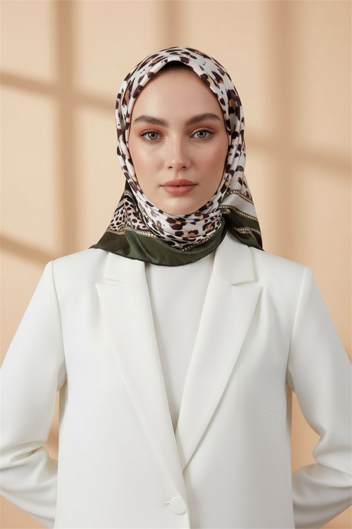 Twill Kemerli ve Leopar Desenli Zümrüt Yeşili Renkli 90x90 Eşarp (İpek İçermez) Dikim Şekli : El Dikişi