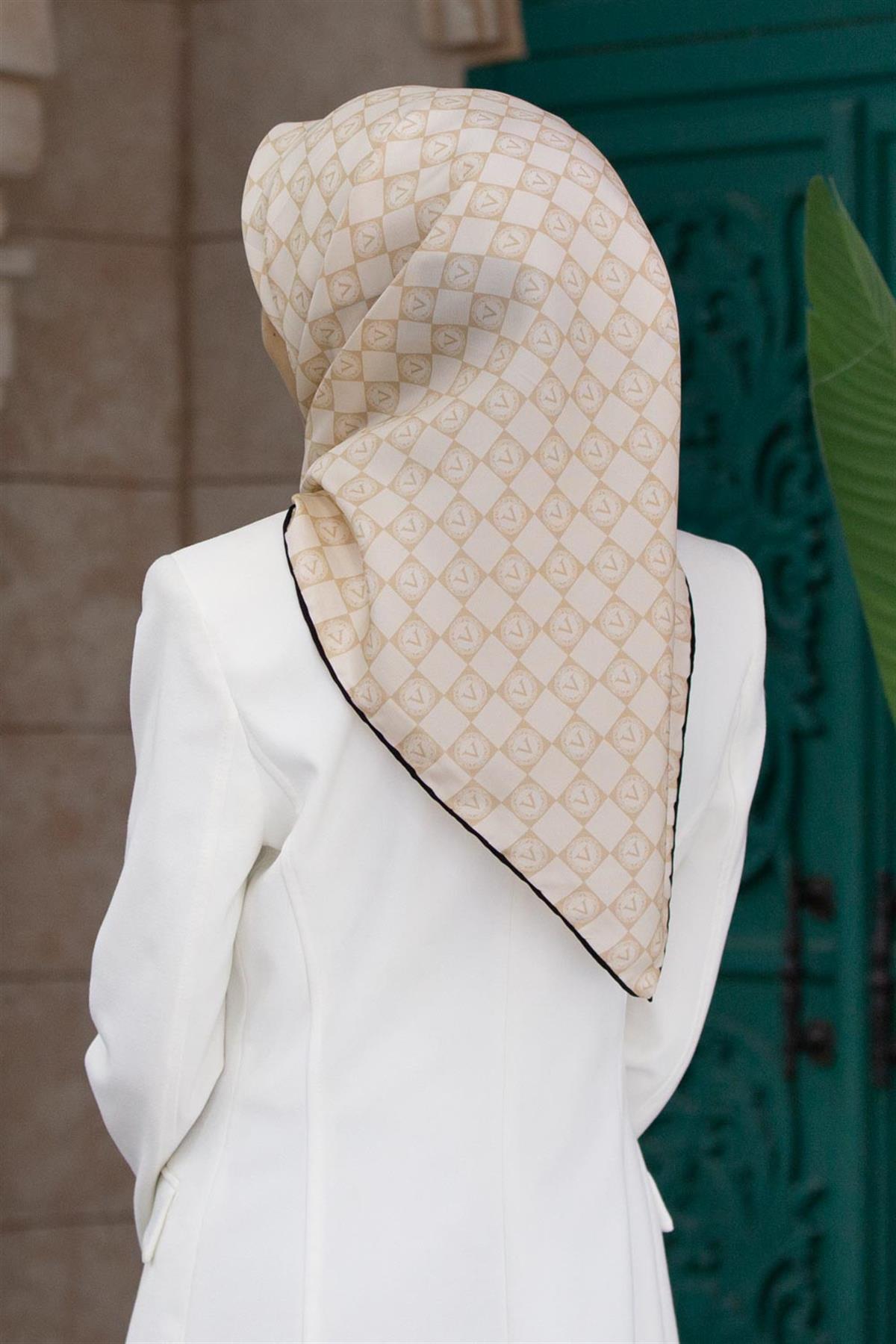 %100 Twill İpek Monogram Desenli Krem - Siyah Renkli 90x90 Eşarp Dikim Şekli : El Dikişi