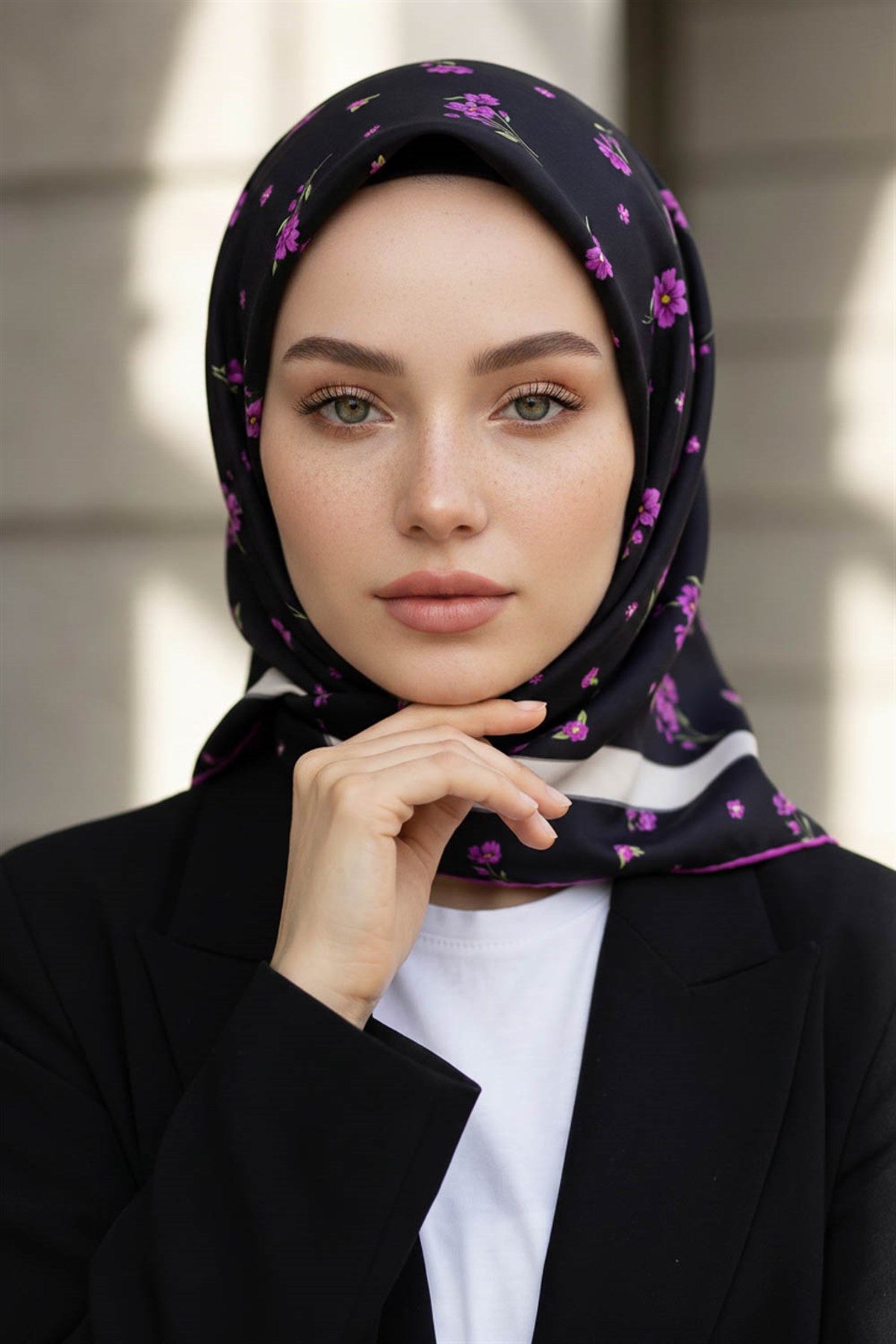 100% Twill İpek Bordürlü Çıtır Çiçek Desenli Siyah - Fuşya Renkli 90x90 Dikim Şekli : El Dikişi Eşarp