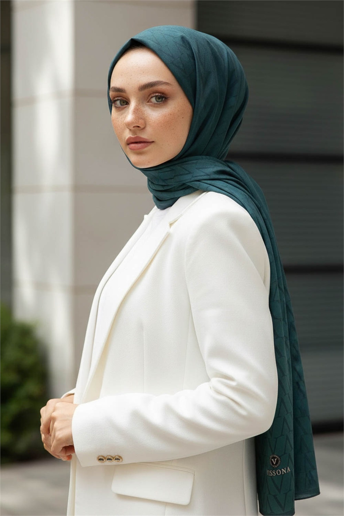 KREP DEGRADELİ MONOGRAM DESENLİ PETROL MAVİSİ RENKLİ 75X195 KIRIŞMAZ ŞAL
