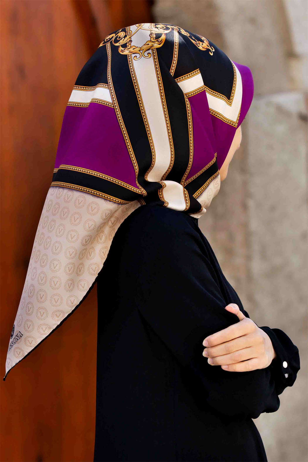 %100 Twill İpek Monogram ve Barok Desenli Mürdüm - Krem Renkli 90x90 Eşarp Dikim Şekli : El Dikişi