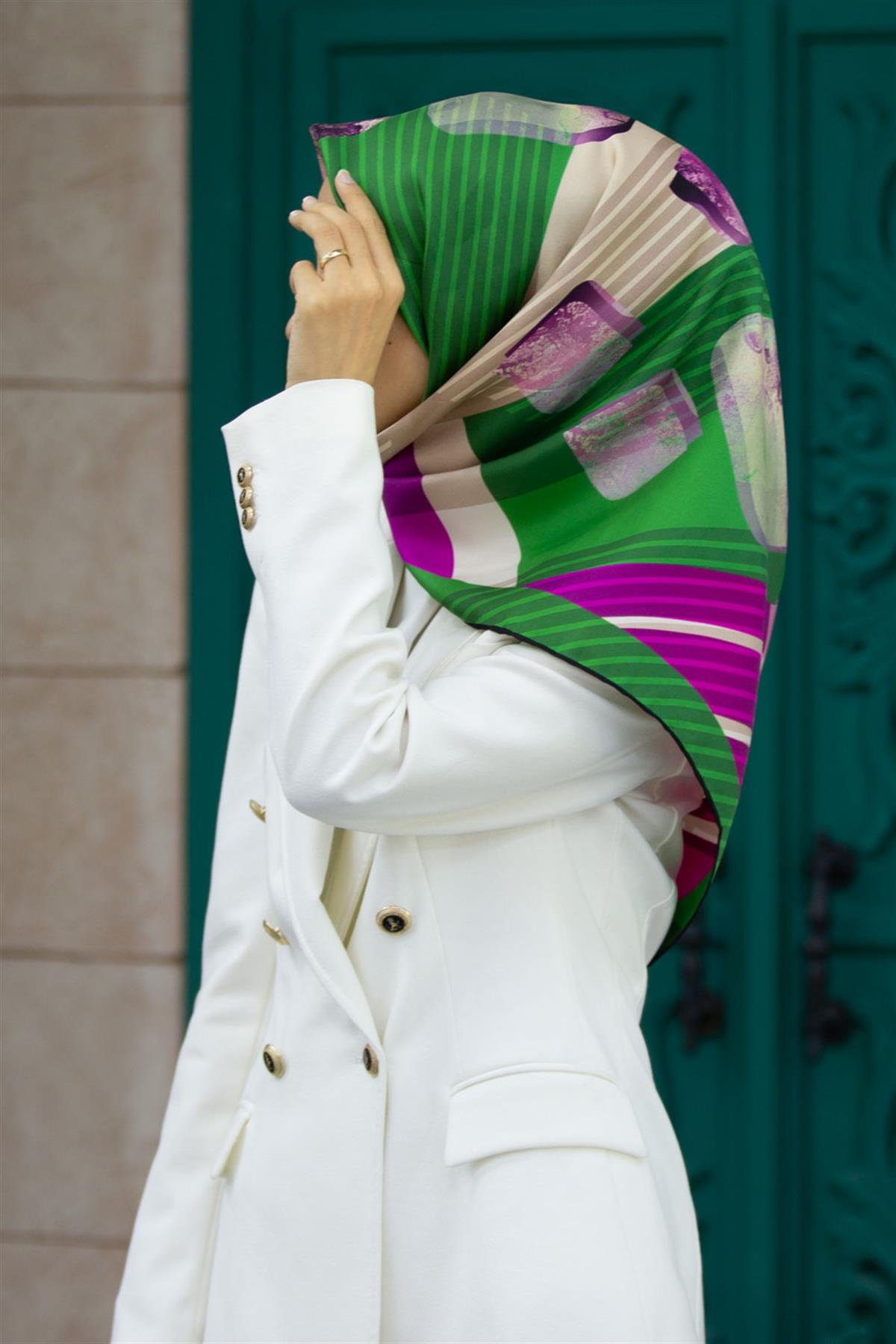 %100 Twill İpek Geometrik Desenli Zümrüt Yeşili - Fuşya Renkli 90x90 Eşarp Dikim Şekli : El Dikişi