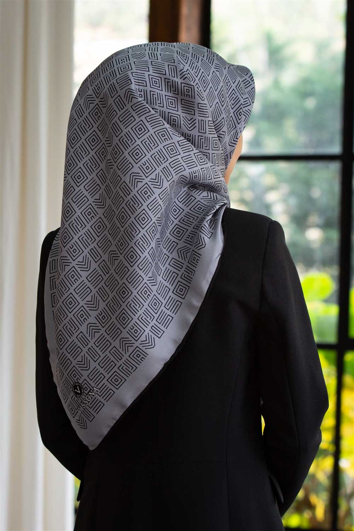 100% Twill İpek Etnik Motif Desenli Gri - Siyah Renkli 90x90 Dikim Şekli : El Dikişi Eşarp