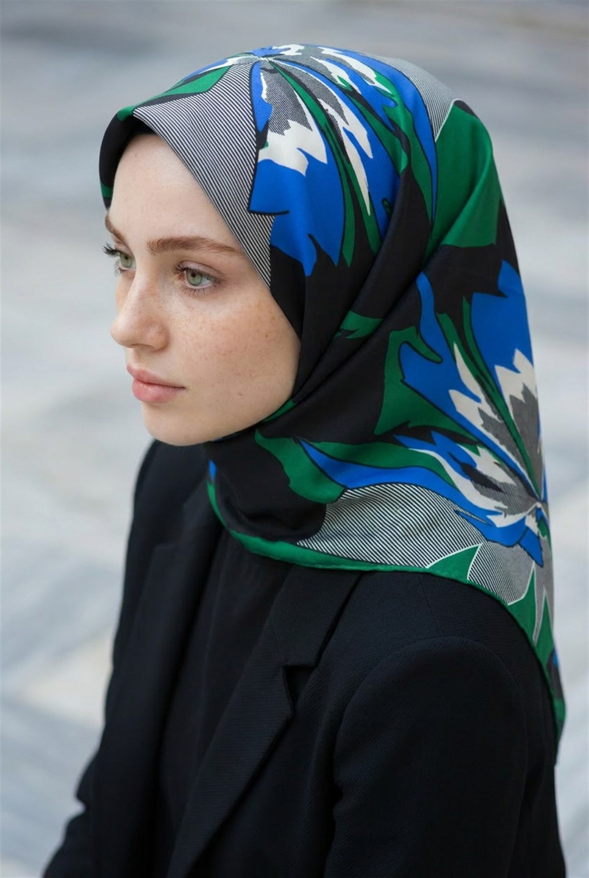 %100 Twill İpek Çiçek Desenli Siyah - Zümrüt Yeşili Renkli 90x90 Eşarp Dikim Şekli : El Dikişi