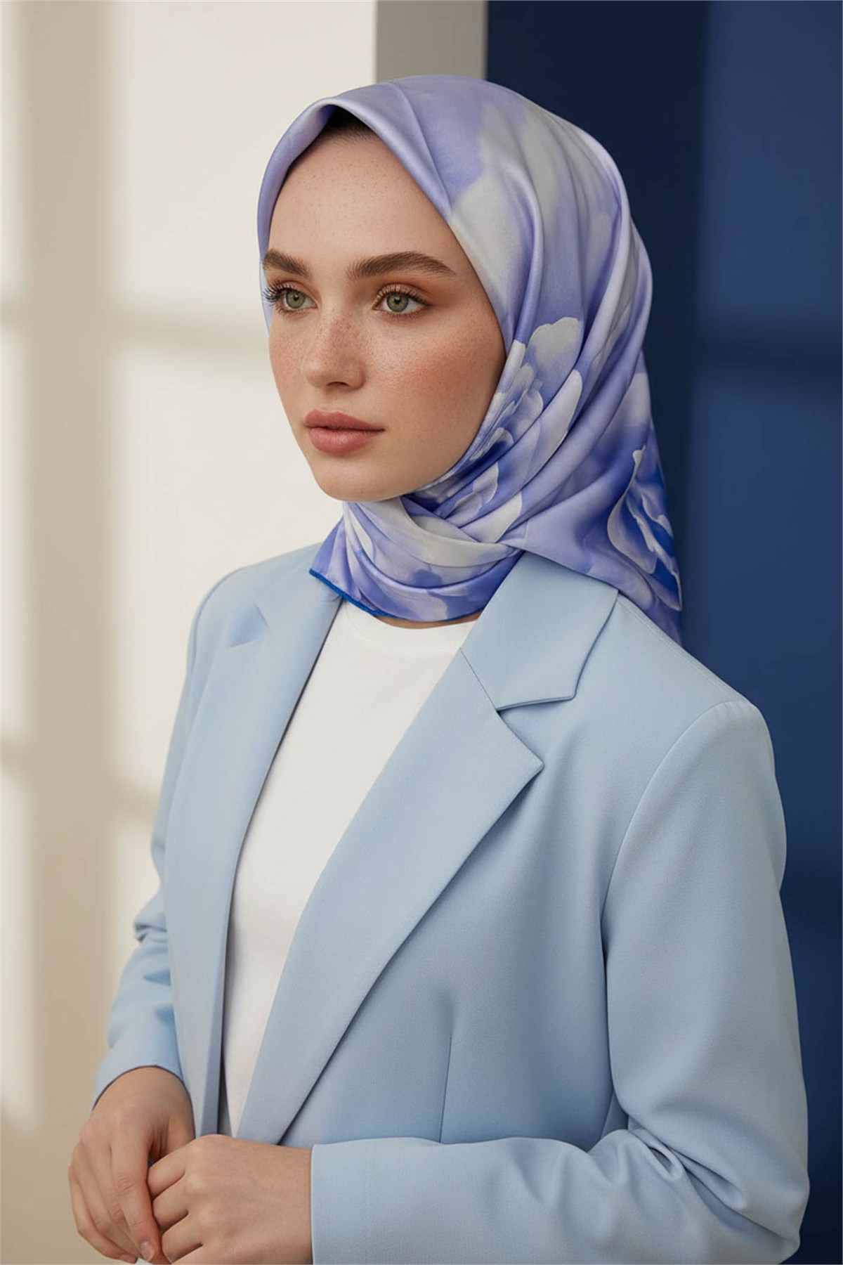 Rayon Büyük Çiçek Desenli Saks Renkli 90x90 Eşarp (İpek İçermez) Kenar Dikiş Şekli El Dikişli