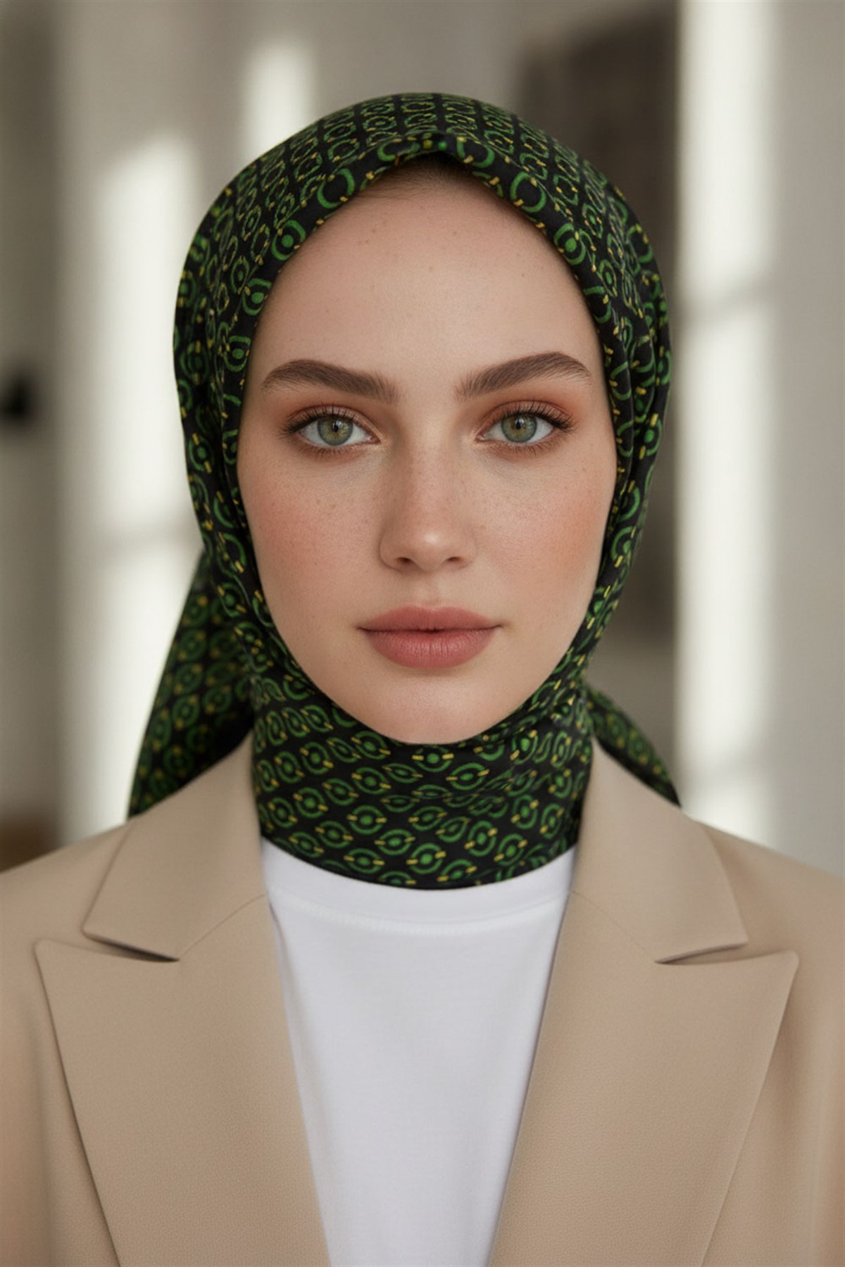 %100 Twill İpek Zincir Desenli Siyah - Zümrüt Renkli 90x90 Eşarp Kenar Dikiş Şekli El Dikişli