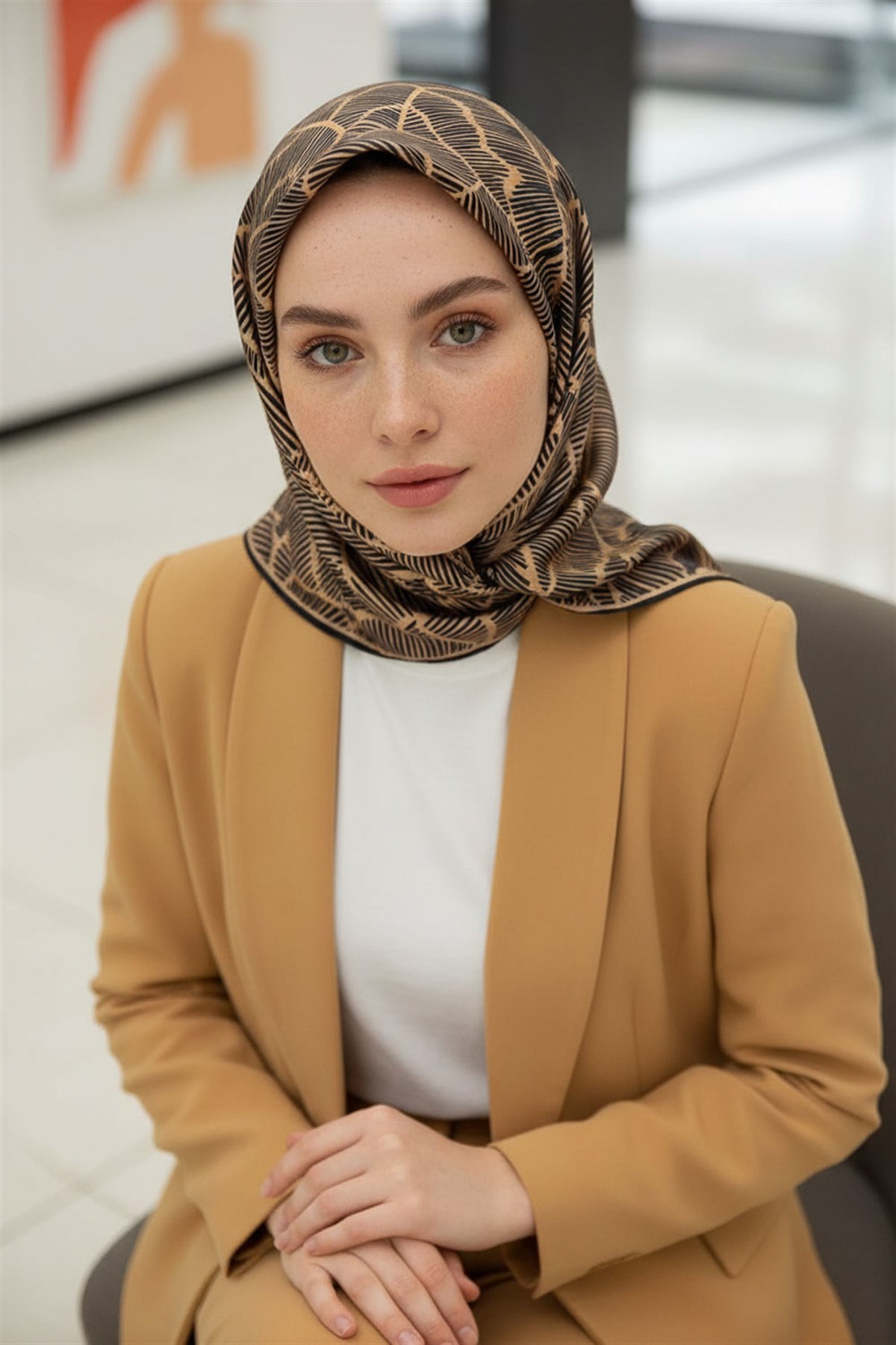 %100 Twill İpek Geometrik Desenli Gold - Siyah Renkli 90x90 Eşarp Dikim Şekli : El Dikişi