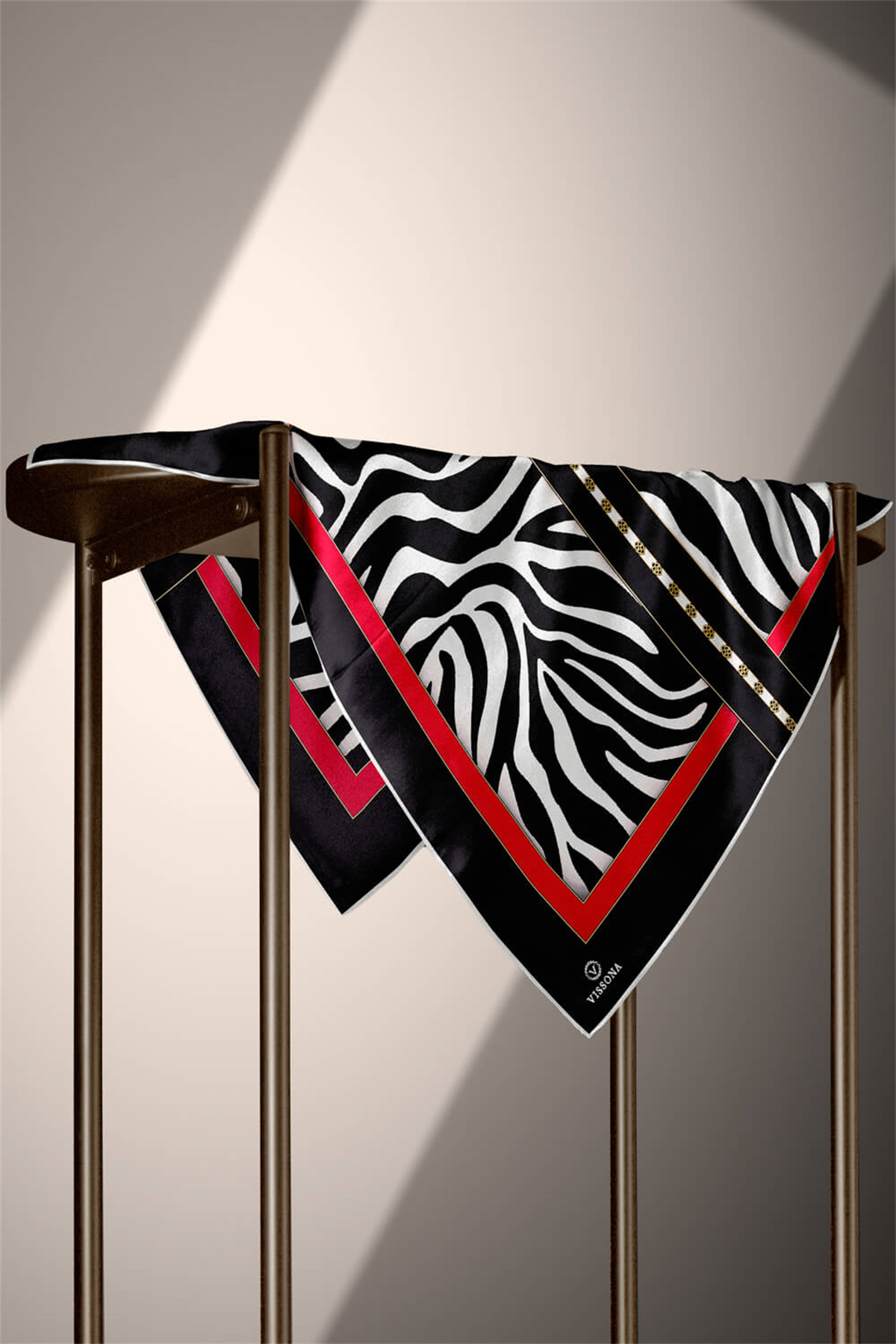 %100 Twill İpek Zebra Desenli Siyah - Kırmızı Renkli 90x90 Eşarp Kenar Dikiş Şekli El Dikişli