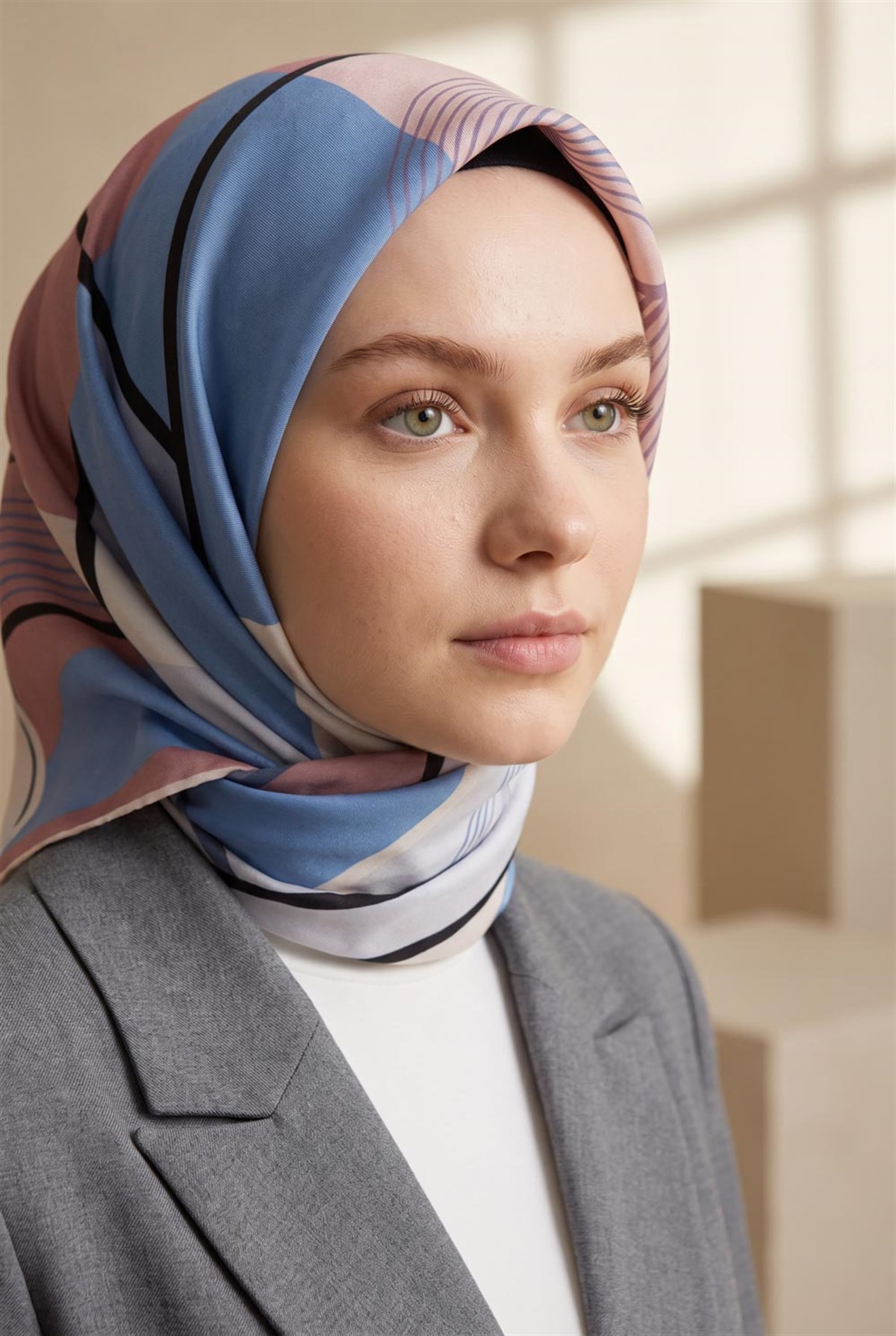 %100 Twill İpek Geometrik Desenli Pudra - Bebe Mavisi Renkli 90x90 Eşarp Dikim Şekli : El Dikişi