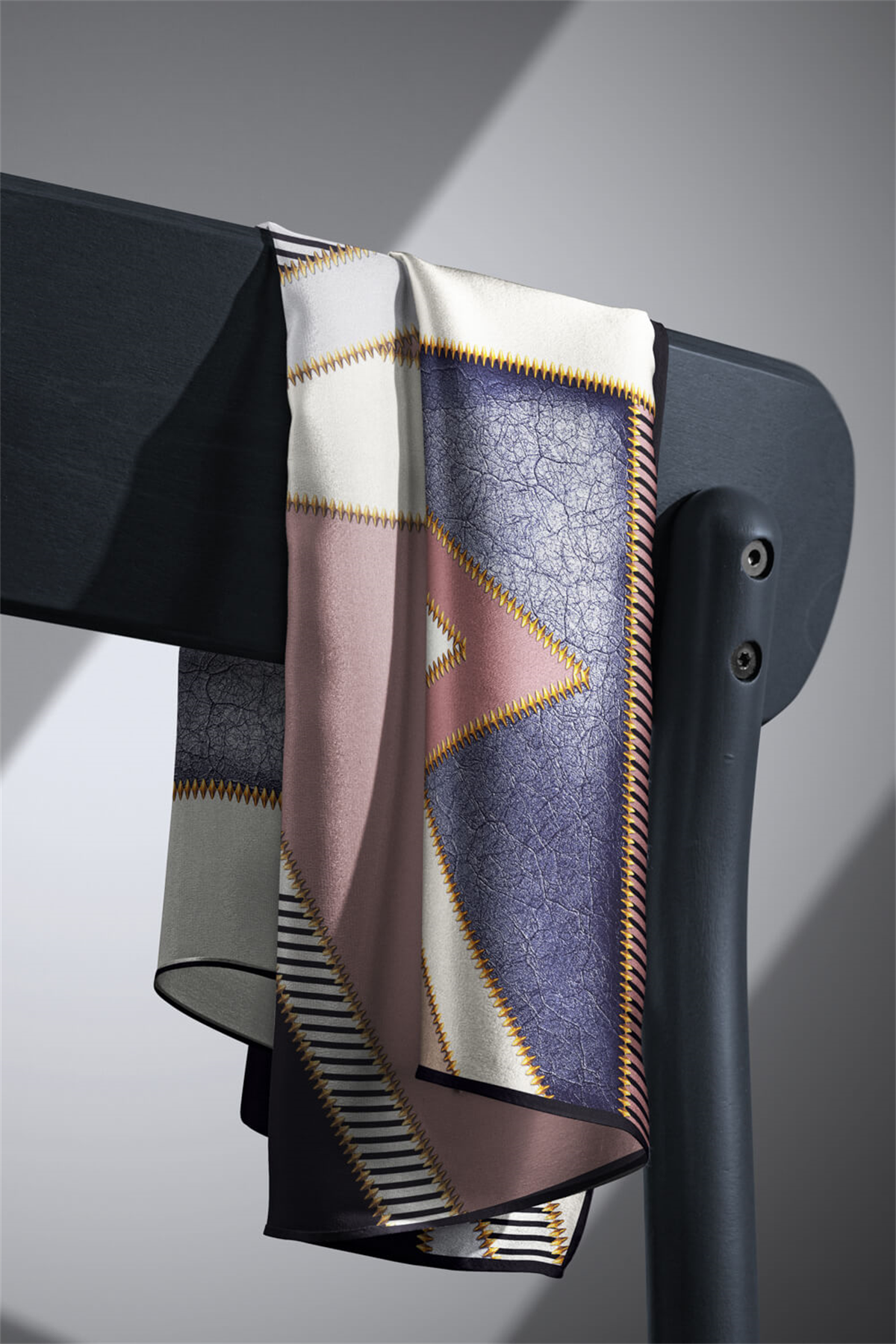 % 57 İPEK % 43 VİSKON Twill İpek Geometrik Desenli Sütlü Kahve - Krem Renkli 90x90 Eşarp Dikim Şekli : El Dikişi