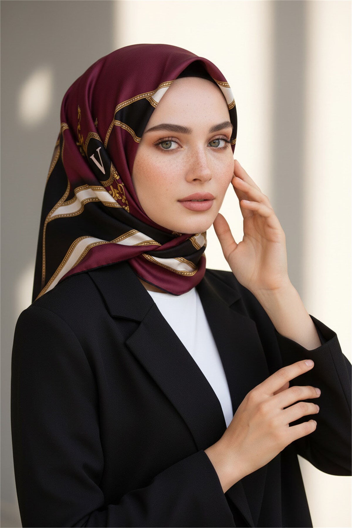 %100 Twill İpek Baroklu Ve Geometrik Desenli Bordo - Siyah Renkli 90x90 Eşarp Dikim Şekli : El Dikişi