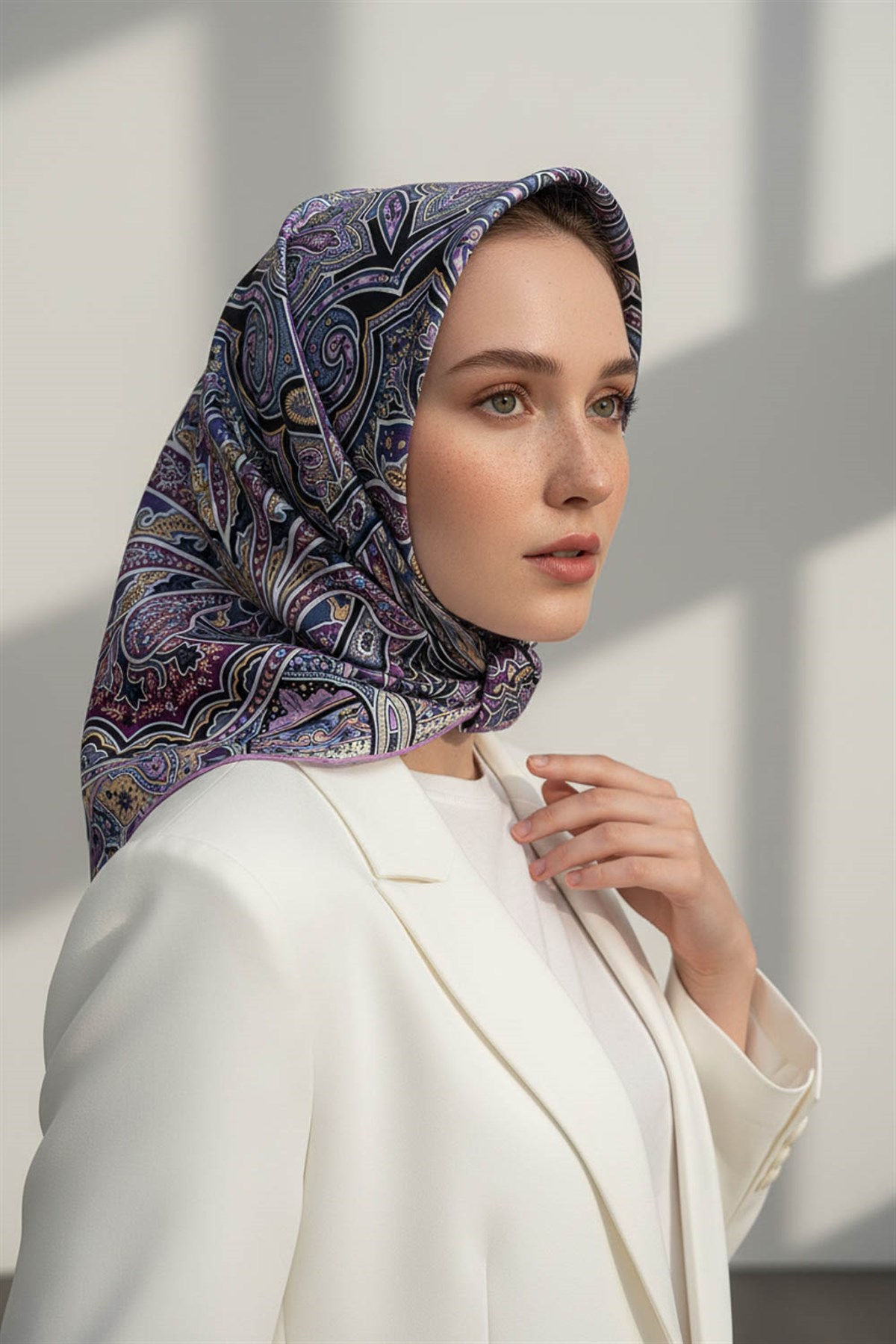 100% Twill İpek Etnik Desenli Lila Renkli 90x90 Dikim Şekli : El Dikişi Eşarp