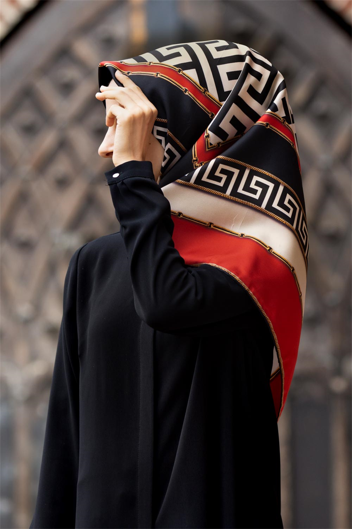 %100 Twill İpek Labirent Ve Geometrik Desenli Kırmızı - Siyah Renkli 90x90 Eşarp Dikim Şekli : El Dikişi