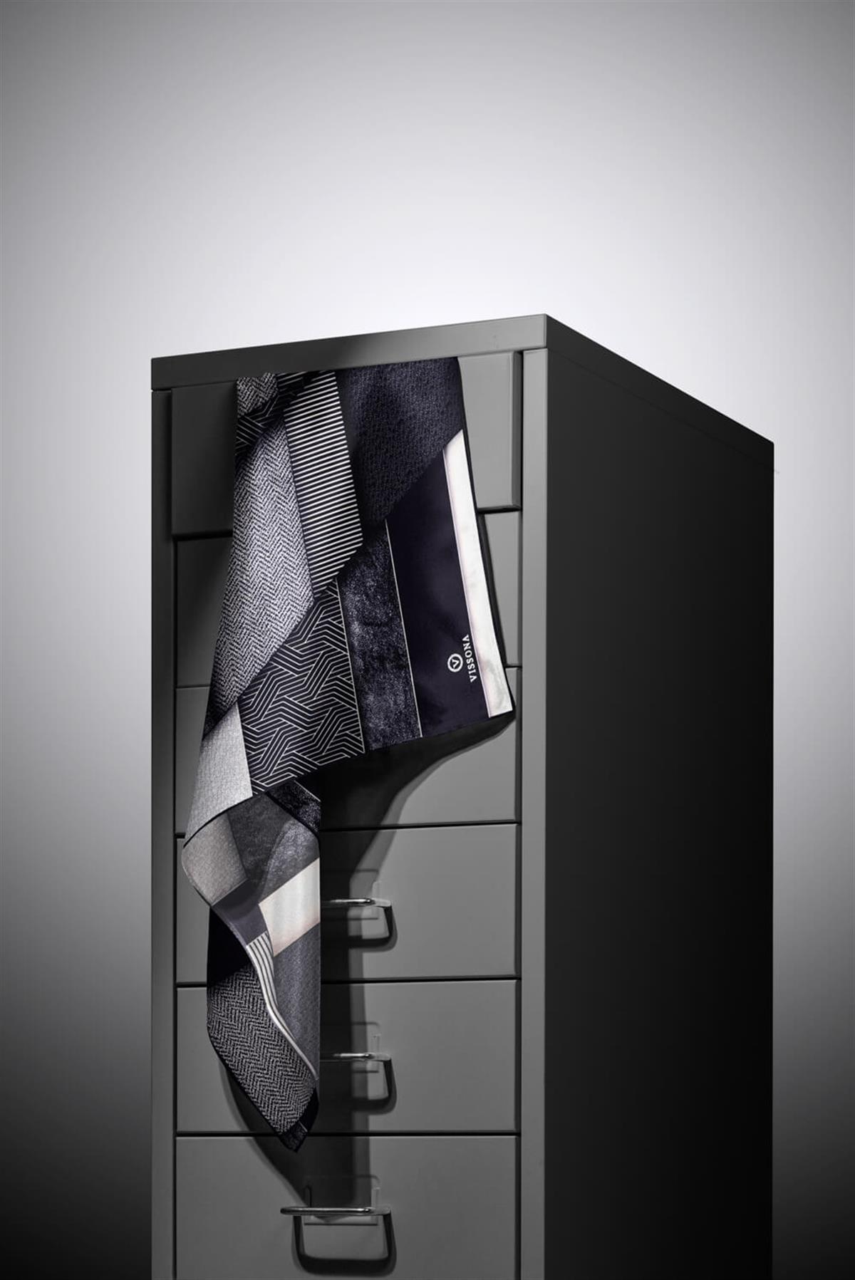 %100 Twill İpek Dokulu ve Geometrik Desenli Siyah - Kremi Renkli 90x90 Eşarp Dikim Şekli : El Dikişi