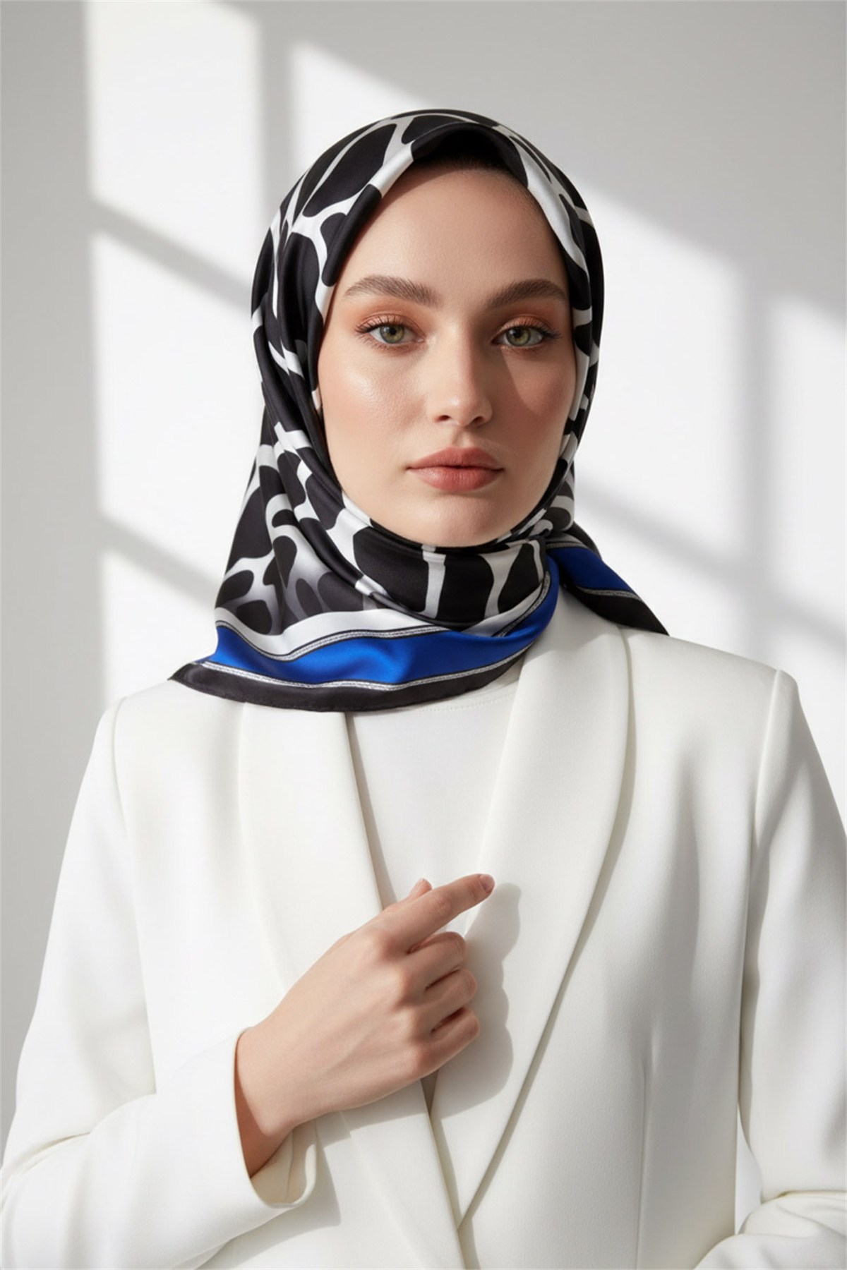 Kristal Taş Desenli Saks Renkli 90x90 Eşarp (İpek İçermez) Dikim Şekli : El Dikişi